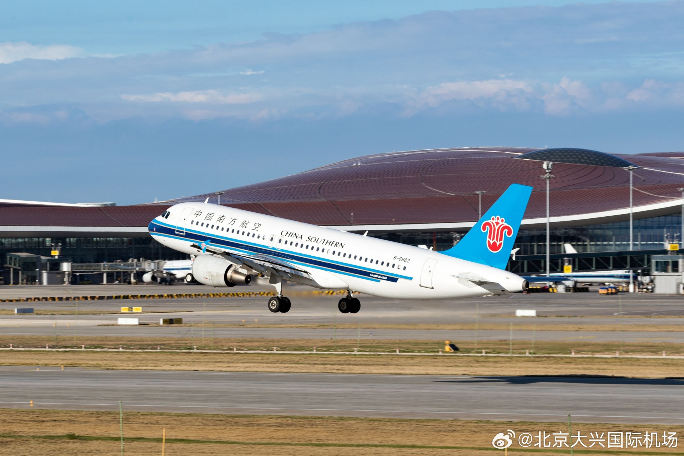 中國南方航空爆出1名機長疑似犯小錯卻遭重罰,導致心生不滿捅傷2名公司高層與傷及工會主席、地勤人員,在傷害4人後選擇墜樓輕生;中國南航示意圖。(翻攝自微博@北京大興國際機場)