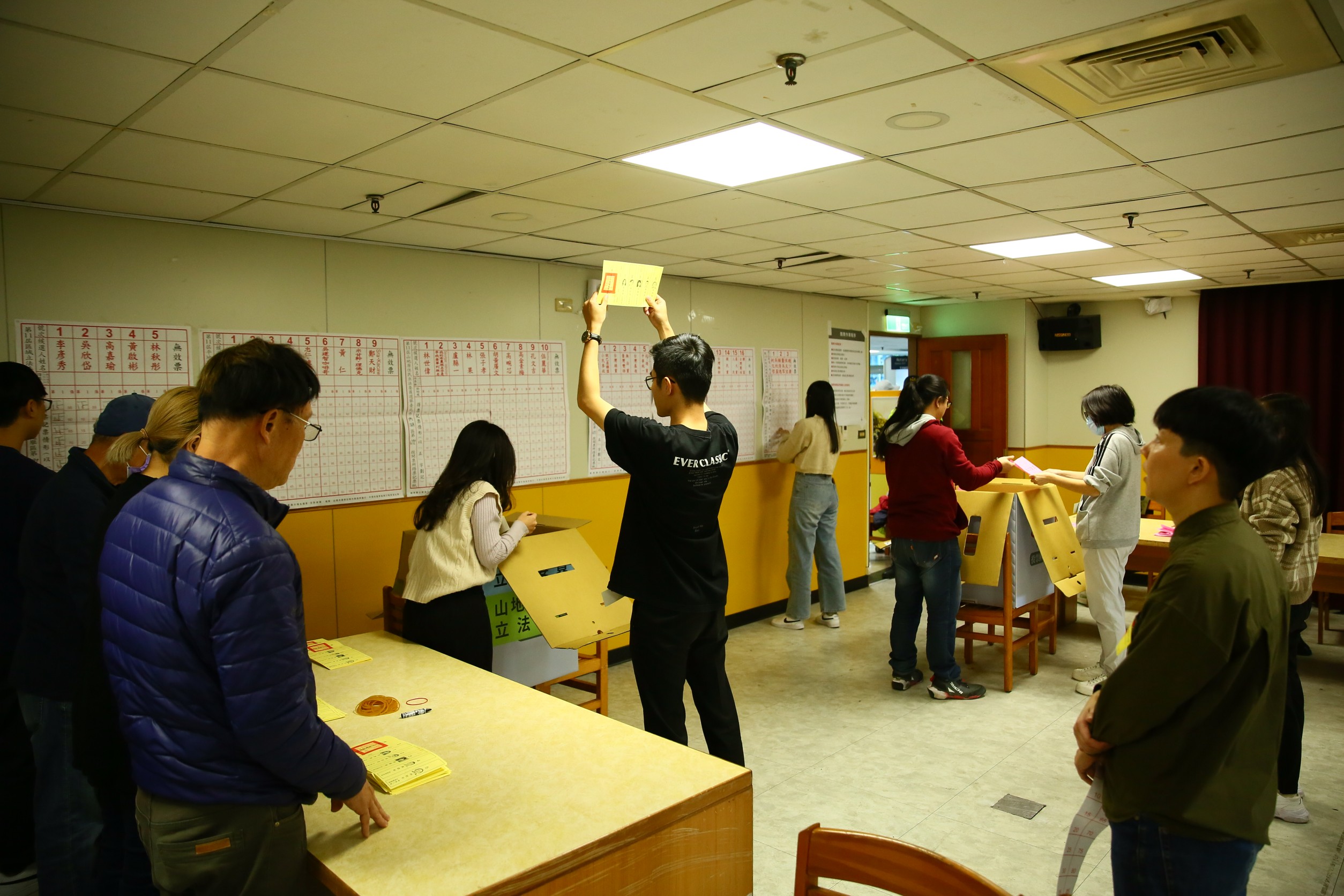 各地投票率陸續出爐！落在60%-74%。