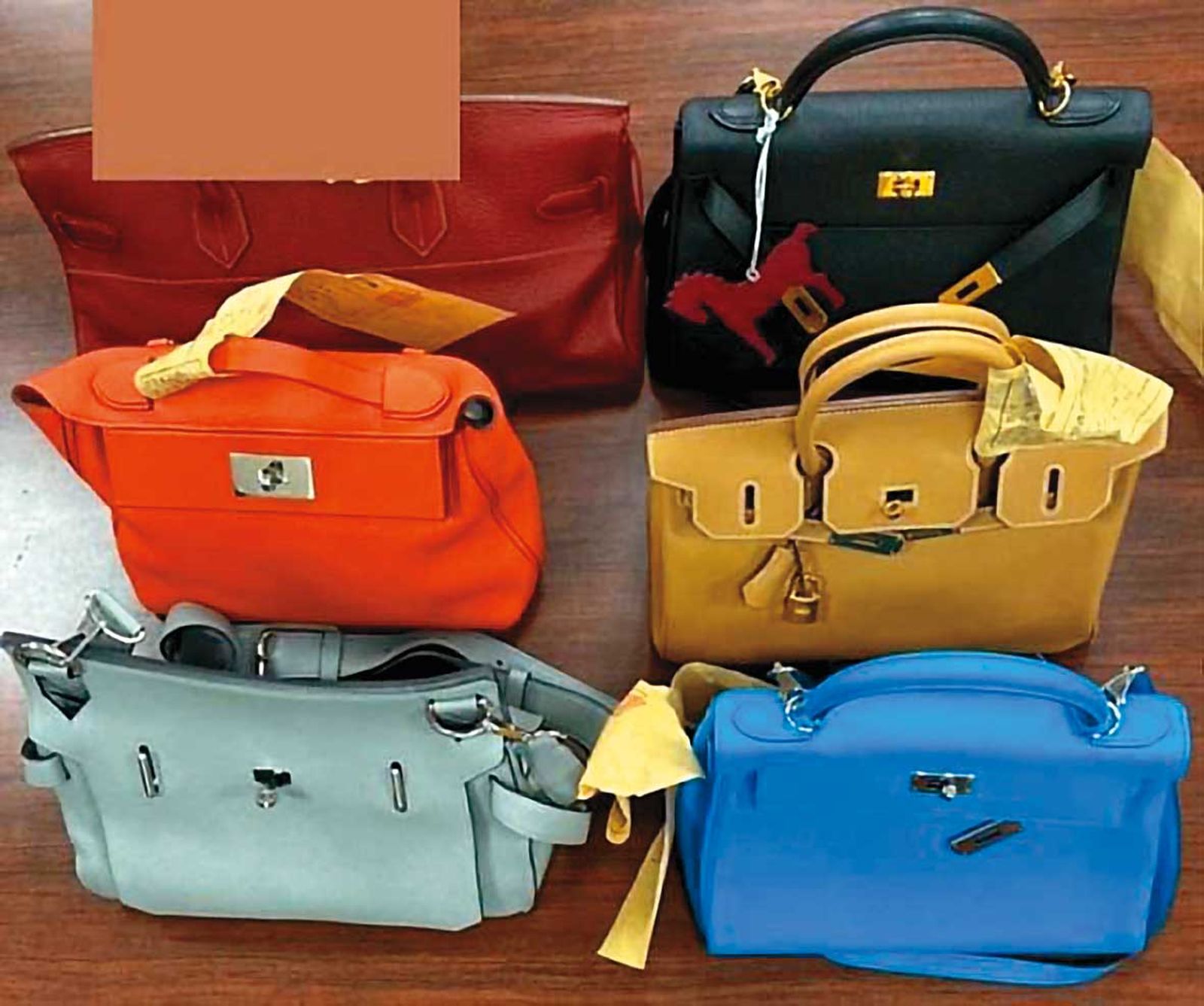 林妻購買奢侈品愛馬仕、香奈兒名牌包，她主張家庭收入足以支付。示意圖