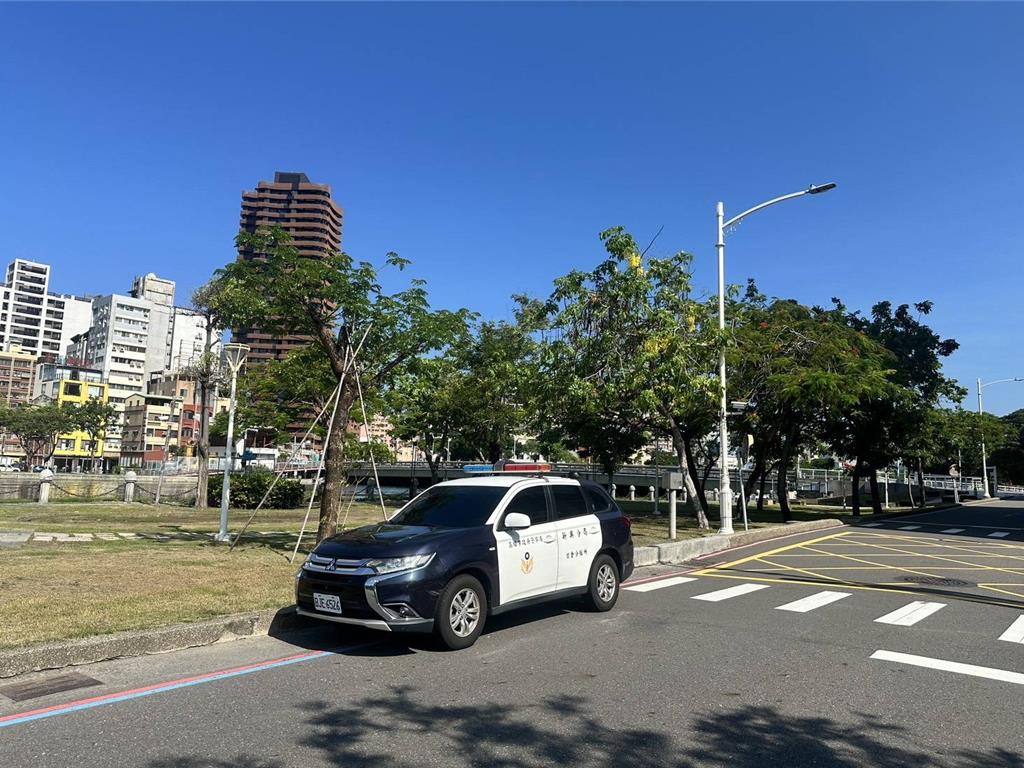 高雄市愛河於今端午連假首日舉行龍舟競賽,不料清晨時分,在距離比賽會場僅約200公尺處的河東路旁,竟驚傳有民眾不明原因落水。警消接獲通報後火速趕往現場將人救起並送醫,無奈經過一個小時的緊急搶救,最終仍宣告不治,全案正由警方進一步釐清死者身分。(翻攝畫面)