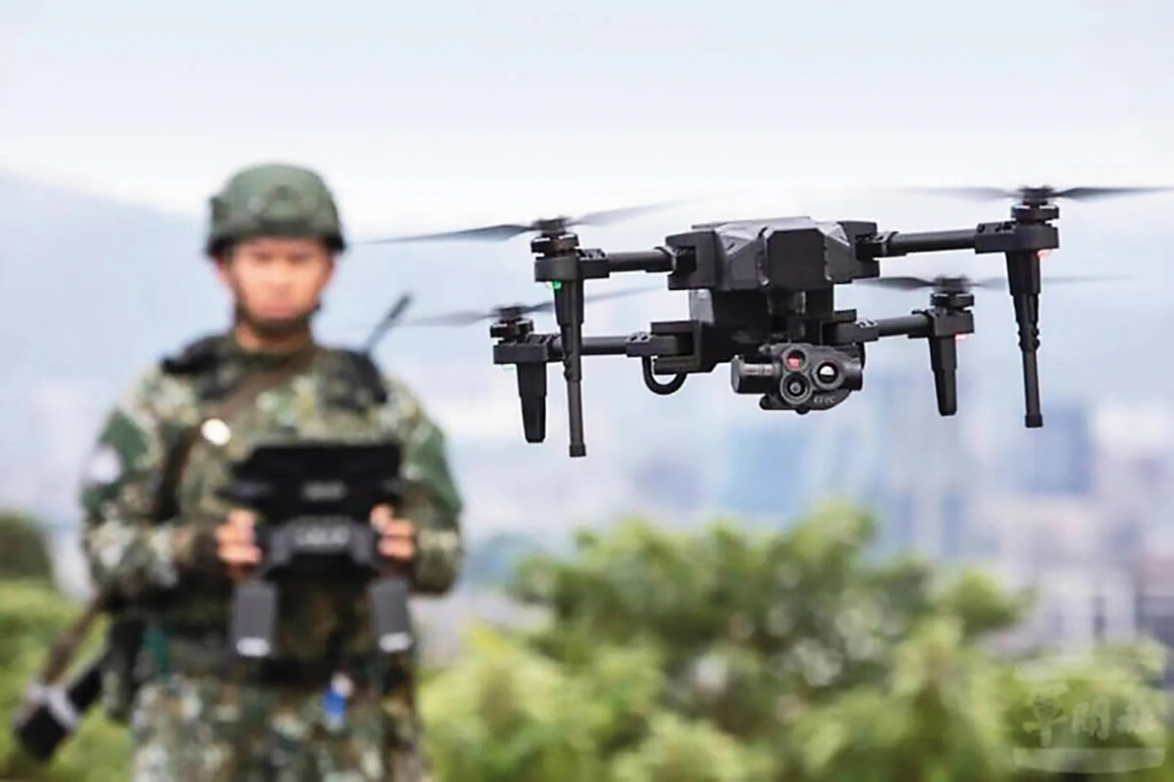 藍白擋下的部分包括5種無人載具、反無人機系統，甚至連化學防護面具、夜視鏡生產驗的產能擴建。（軍聞社提供）