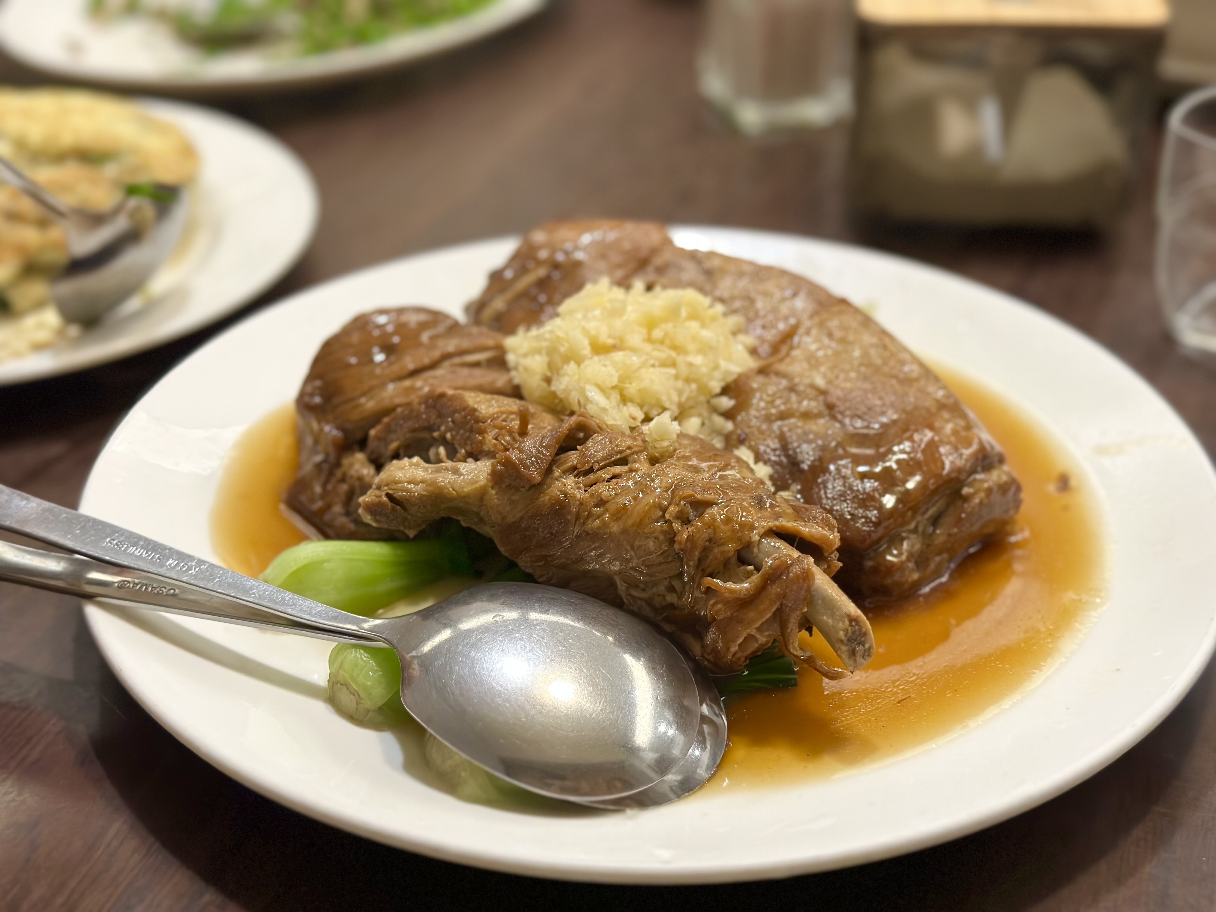「花娘烤排」鹹甘入味，配蒜末吃更噴香。（480元／份）