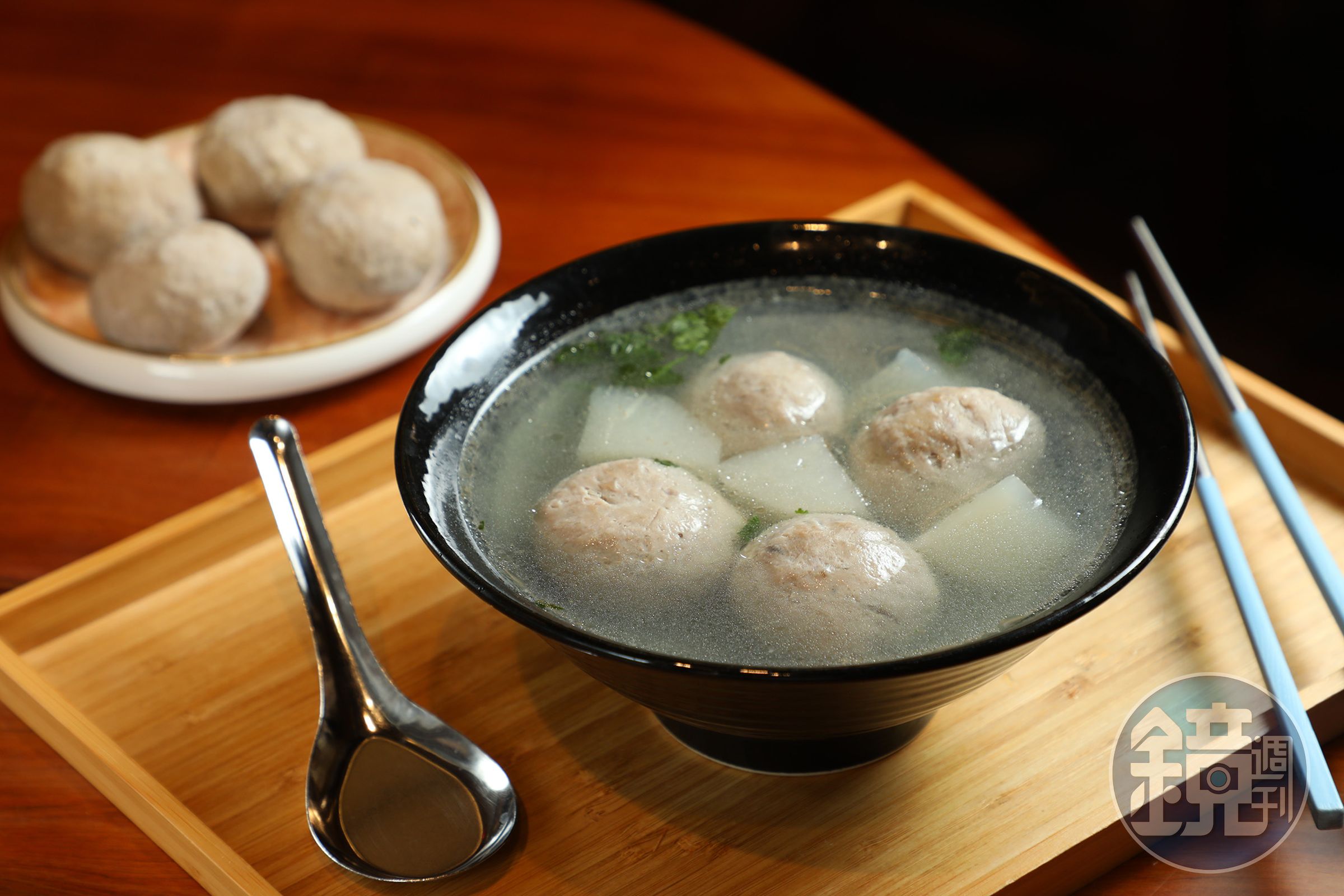 「聰明愛台丸」以新鮮豬肉包覆Q彈干貝，融合豬肉的肥美與大海鮮甜。（299元／包、6顆）