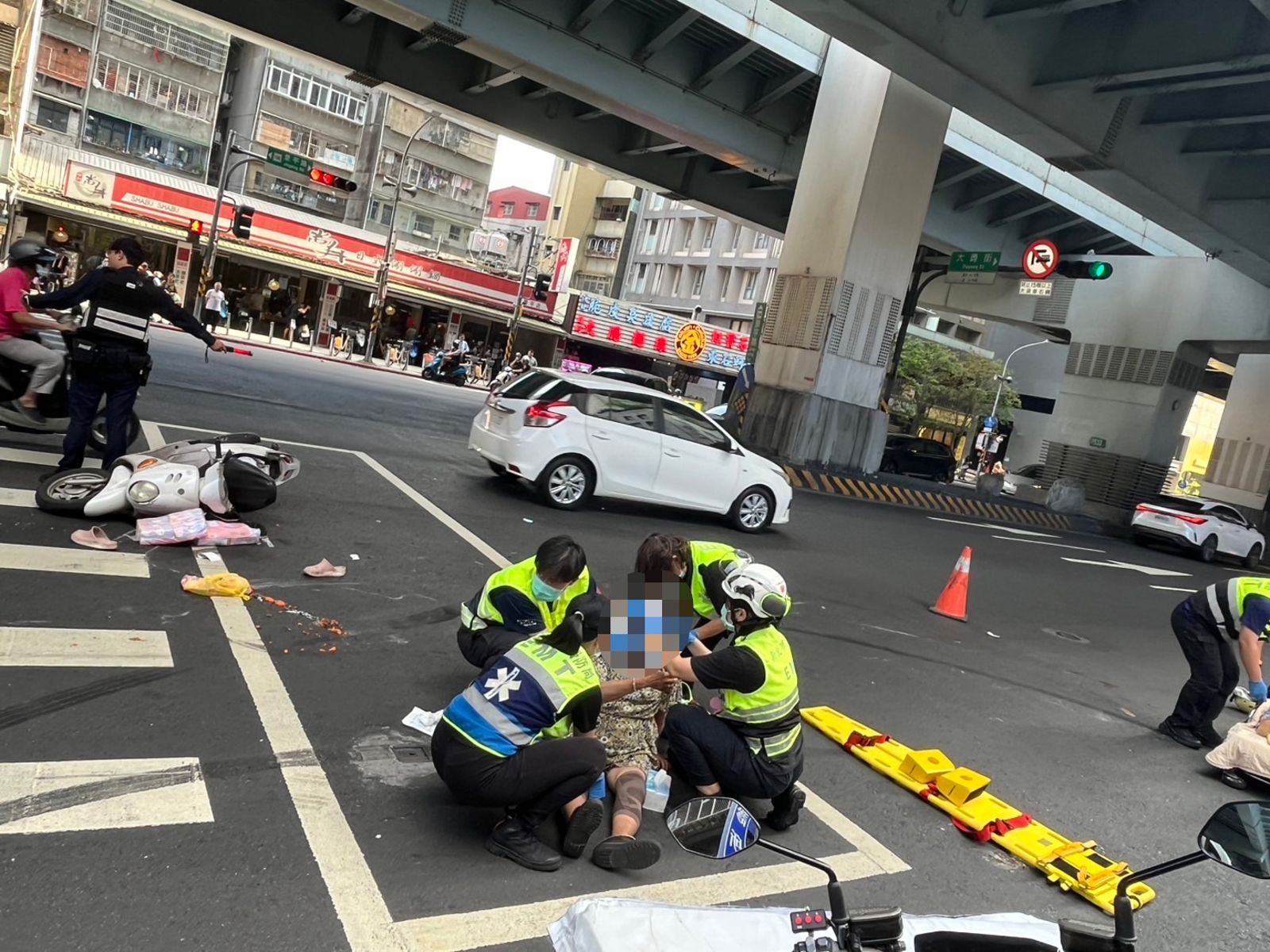 中和恐怖毒駕!50歲男「自撞急速倒車」 姊妹機車雙載遭輾1死1傷