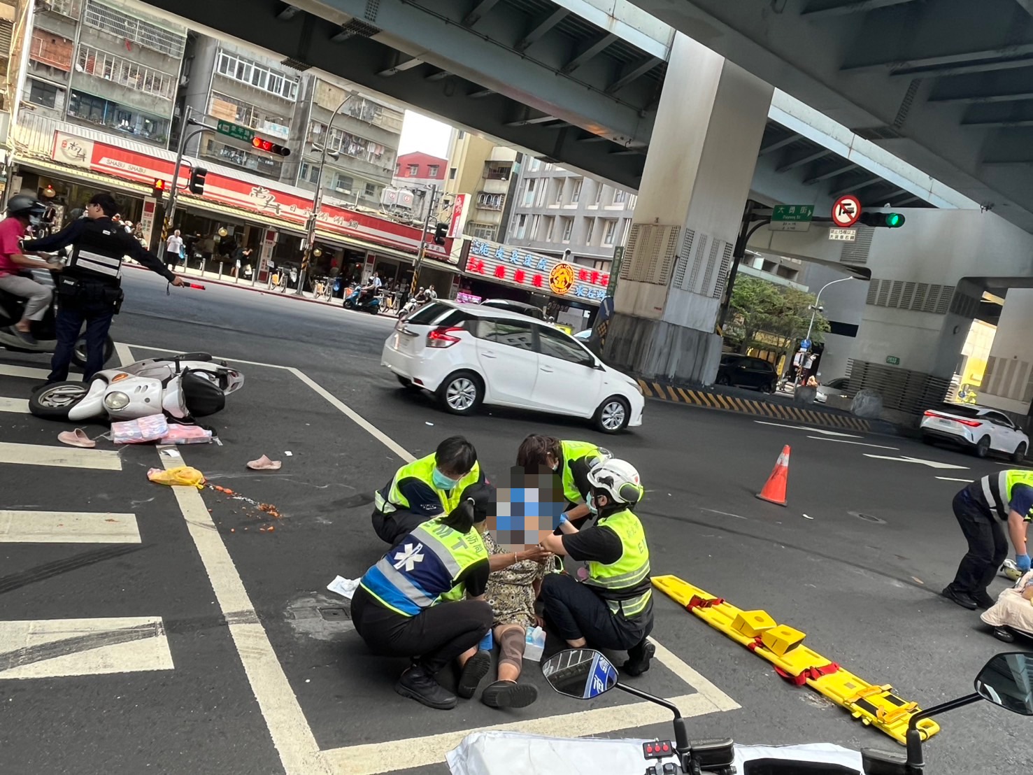王姓男子毒駕行經中和景平路，失控撞倒一對機車雙載的姊妹，造成兩名婦人1死1傷。（翻攝畫面）