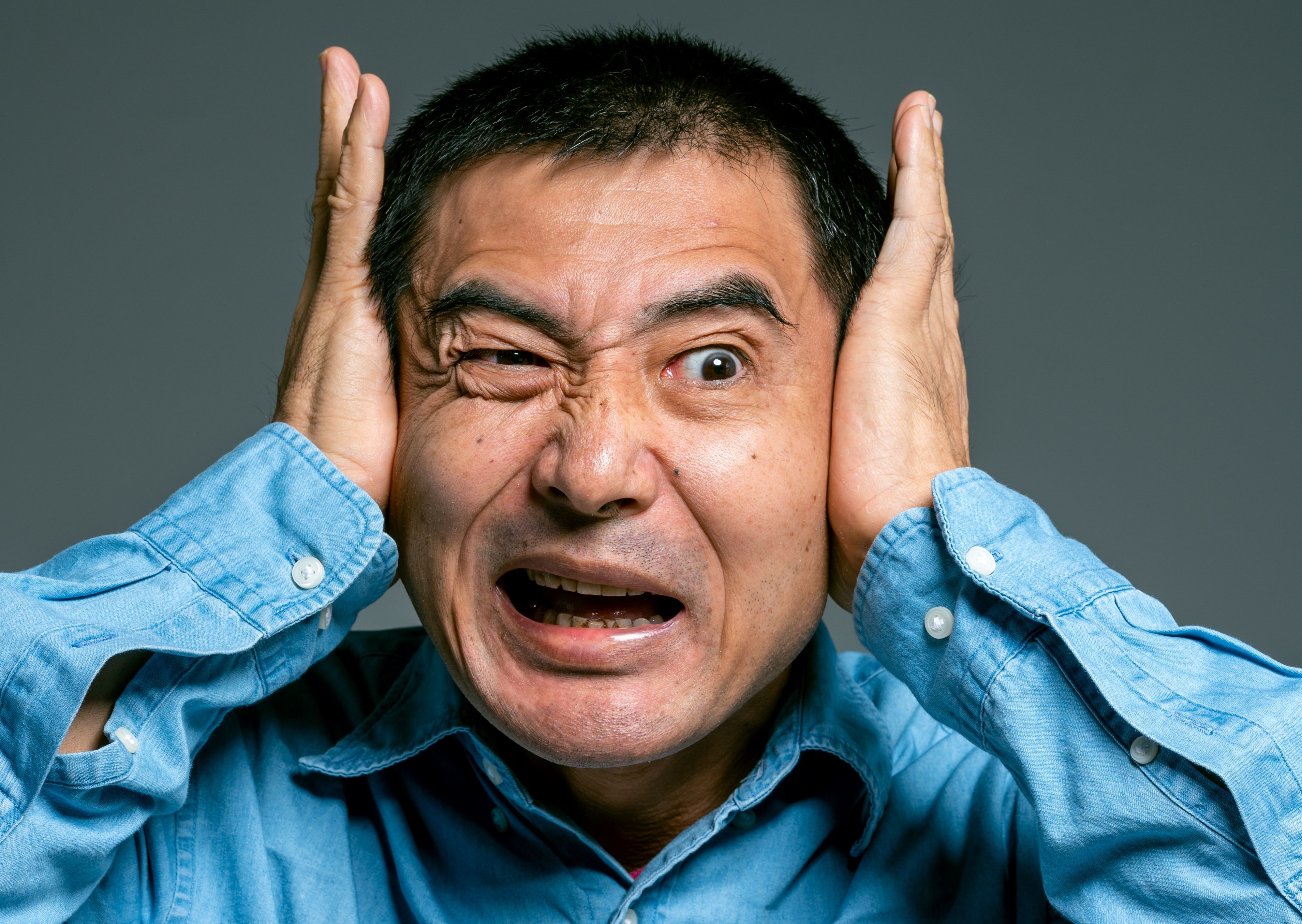眼瞼痙攣導致只能「睜一隻眼閉一隻眼」,採取功能導向的替代療法,可有效改善症狀。(pexels提供)