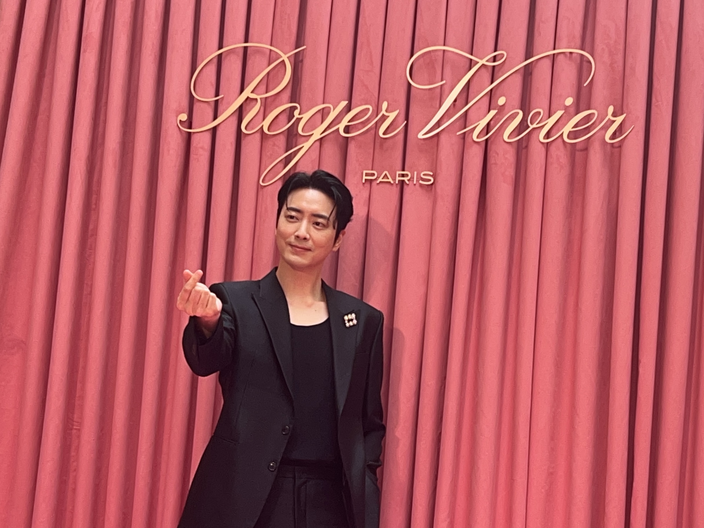 韓星李浚赫今日為Roger Vivier台灣15週年暨Belle Vivier 60週年記者會站台。