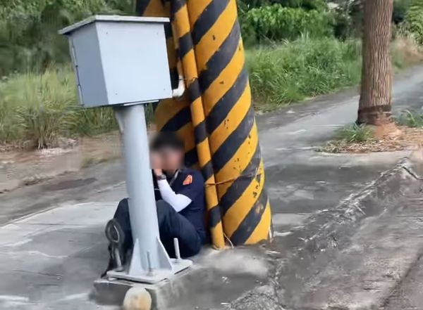 台中烏日警分局警員躲在電線桿後方持測速器取締，引起民眾議論。（翻攝自threads）