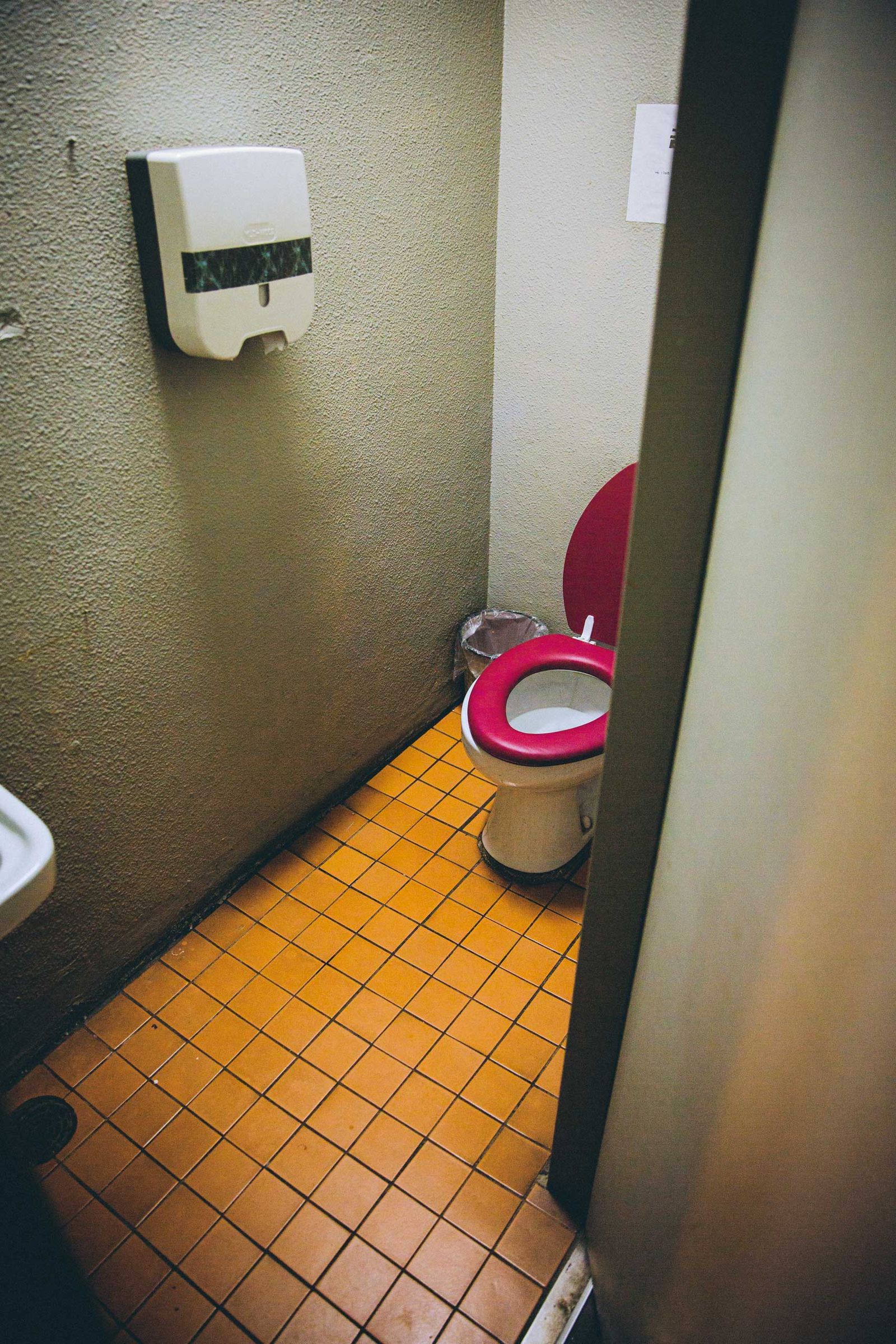校方調閱監視器,發現小五男童多次與小二女童一起進出廁所。示意畫面。(東方IC)