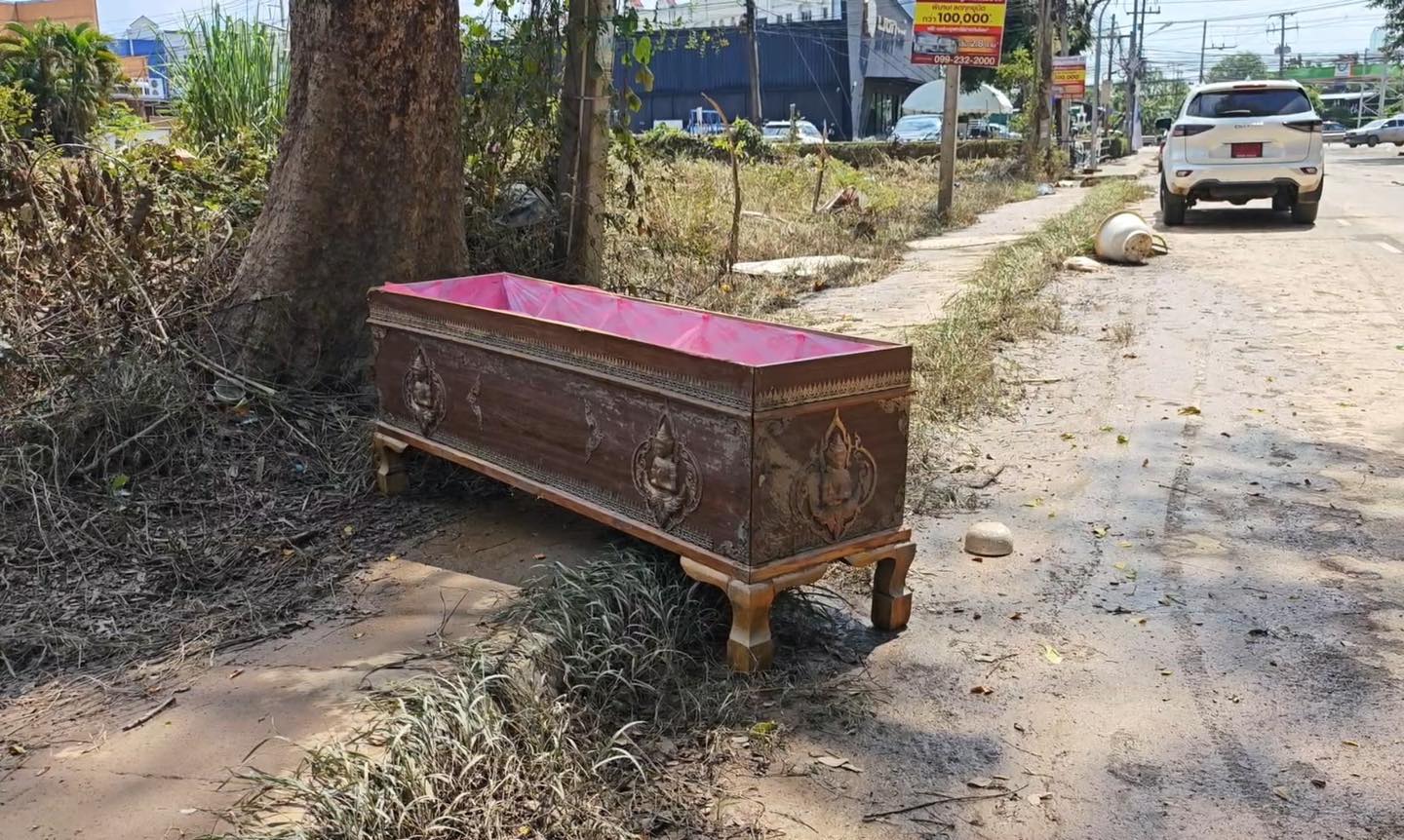 泰國清邁近日遭遇大洪水，沒想到竟然沖出一具棺材。（翻攝自Chiang Mai News in English臉書社團）