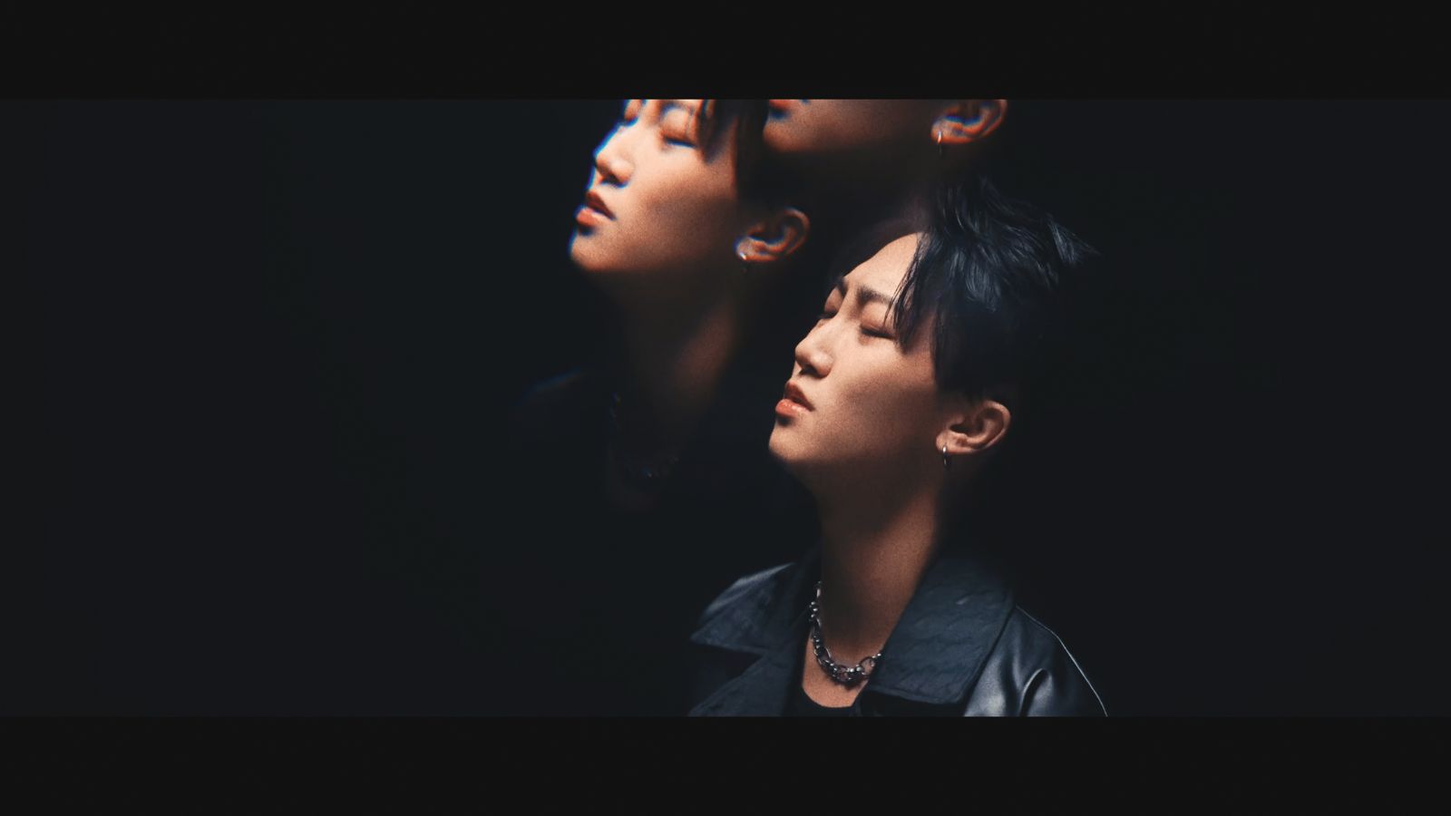 小孩三月推出新單曲〈毀過書〉，記錄了這一陣子的心情。（翻攝自何世華YouTube）
