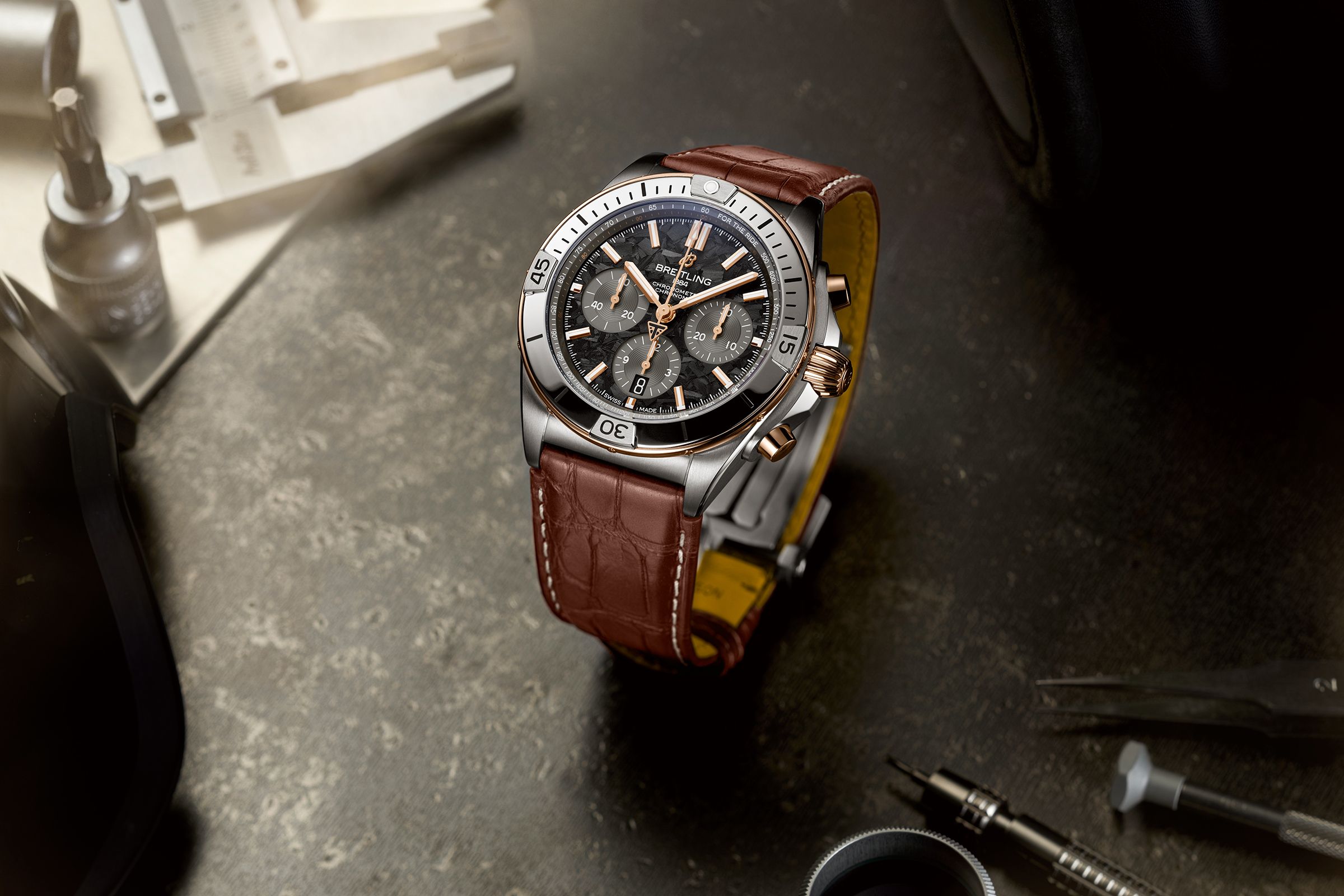 Chronomat B01 Triumph凱旋車主專享版機械計時腕錶,改成碳纖維材質面盤。