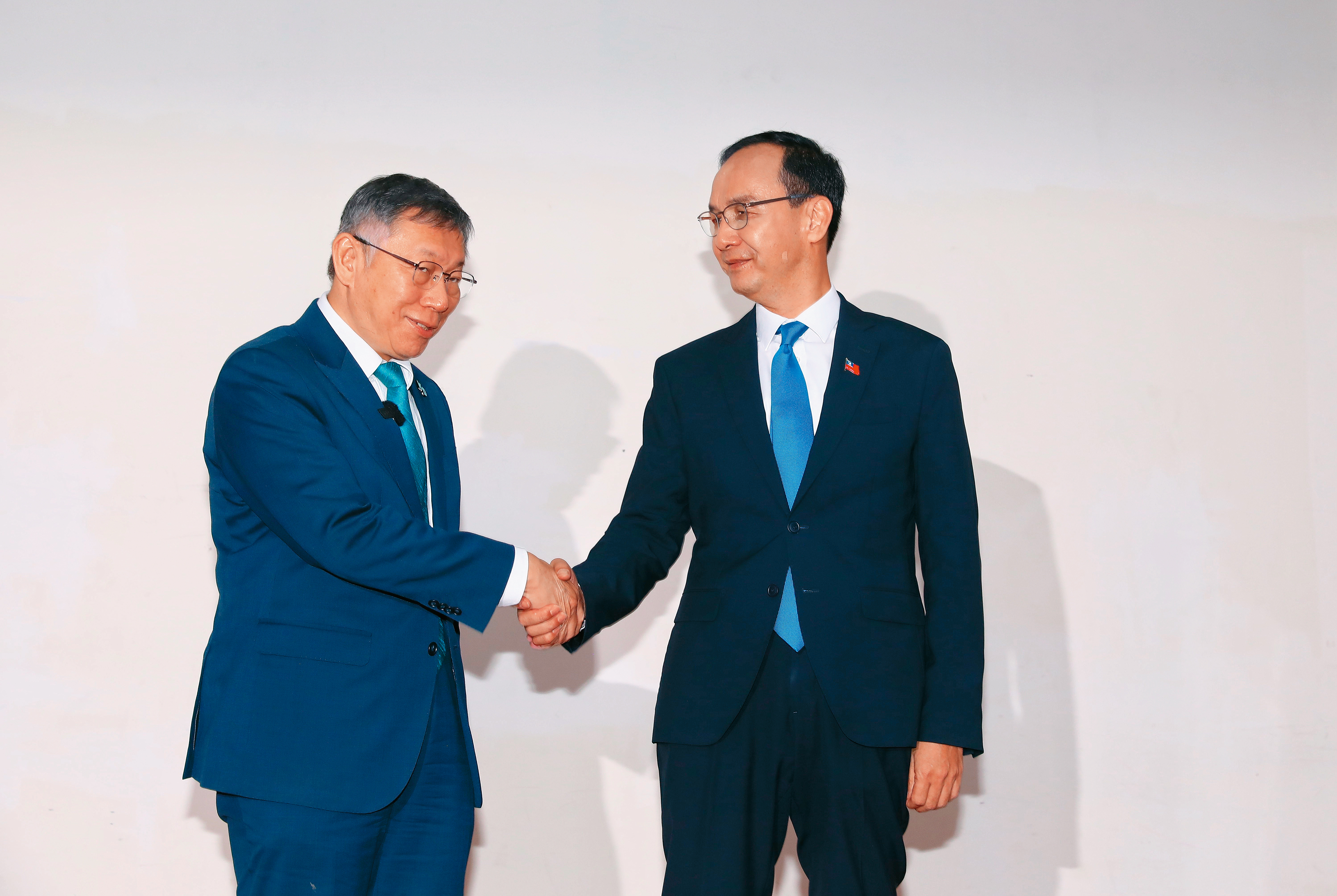 藍白合進展緩慢，在藍營基層中已掀起不滿柯文哲（左）、朱立倫（右）的聲浪。圖為朱柯30日會面。