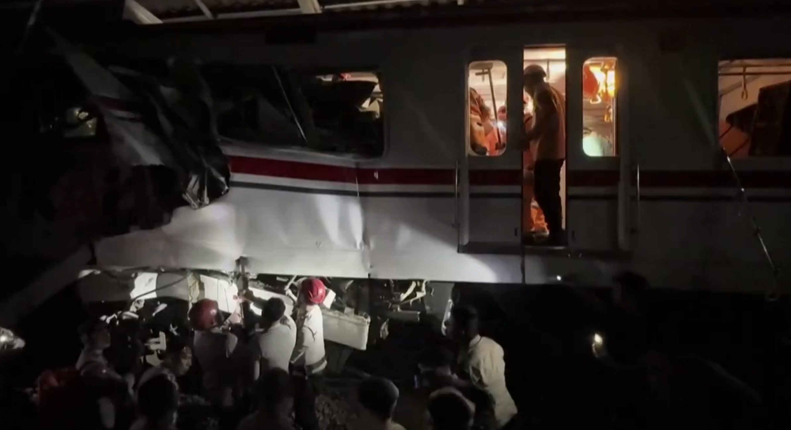 印尼發生火車對撞重大意外，搜救人員正操作重型設備試圖救出受困於扭曲車廂內的乘客。（翻攝自X@ShanghaiEye）