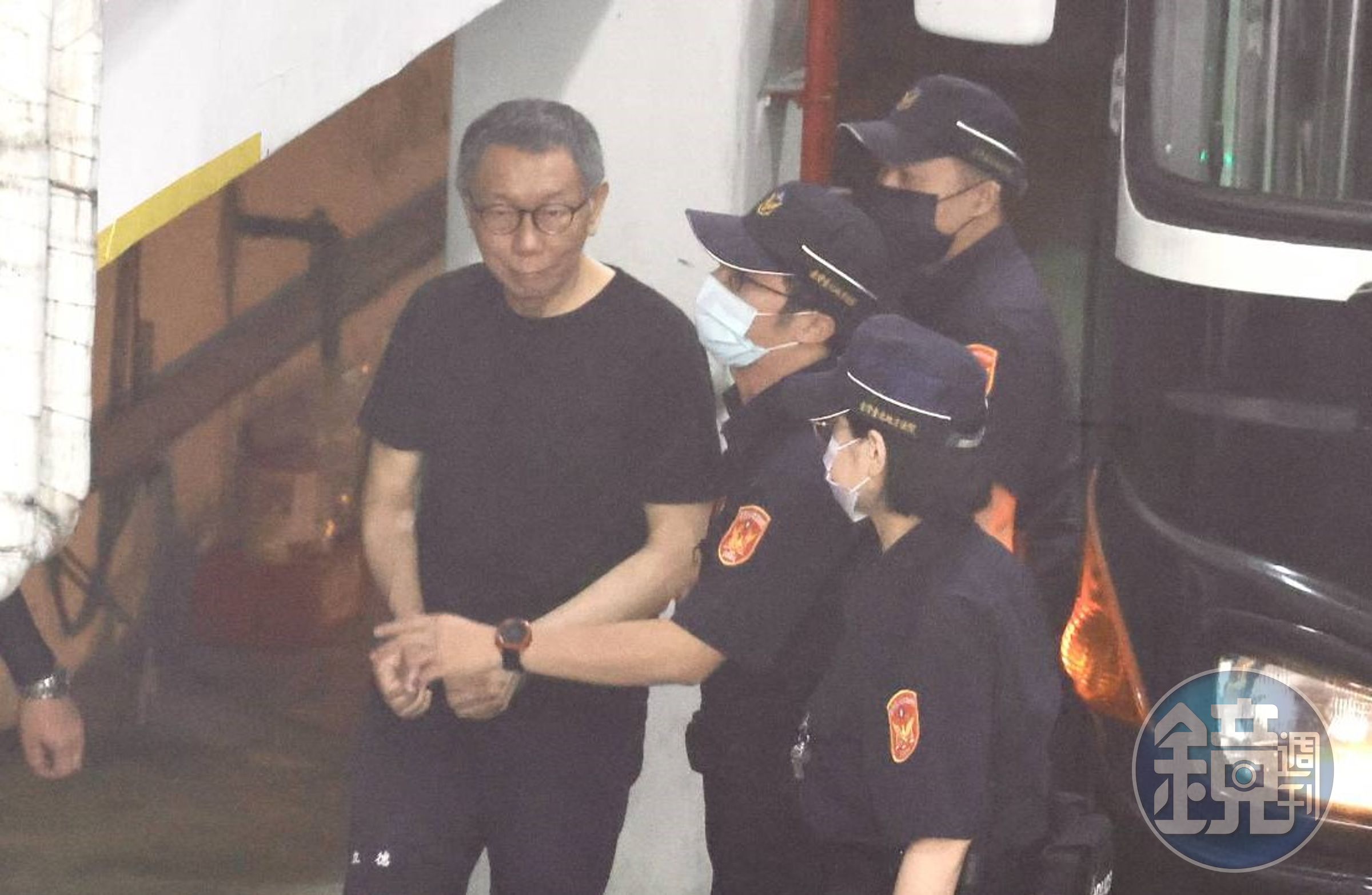 柯文哲今（7）日在法院審理的中間休庭時間摔水瓶、飆罵檢察官。