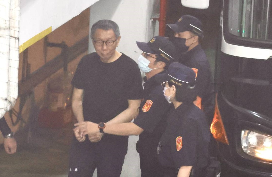 柯文哲今（7）日在法院審理的中間休庭時間摔水瓶、飆罵檢察官。