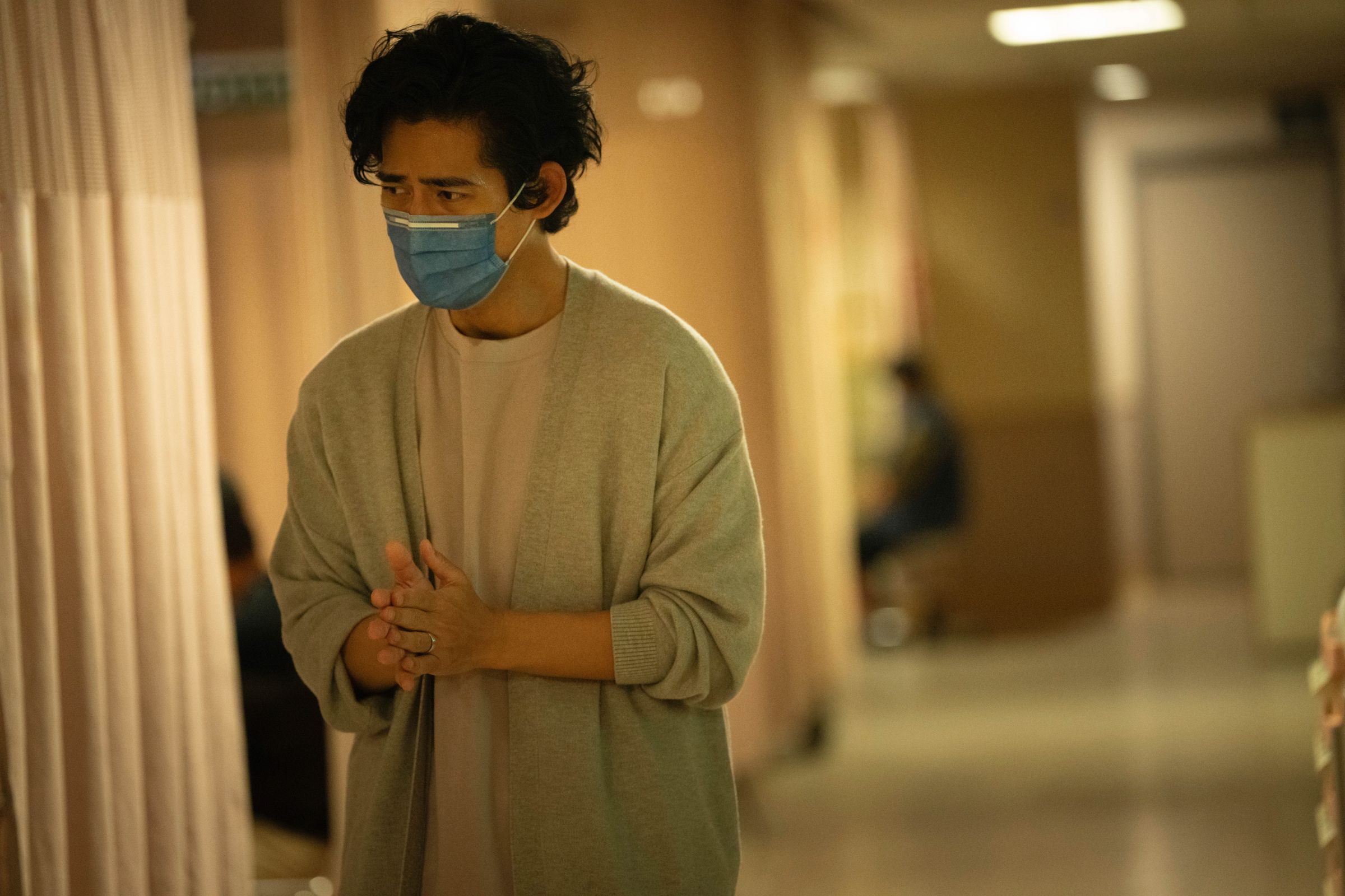 《我們與惡的距離II》故事主線人物來自6個家庭，周渝民飾演的角色因隨機縱火案失去妻小。  （CATCHPLAY提供） 