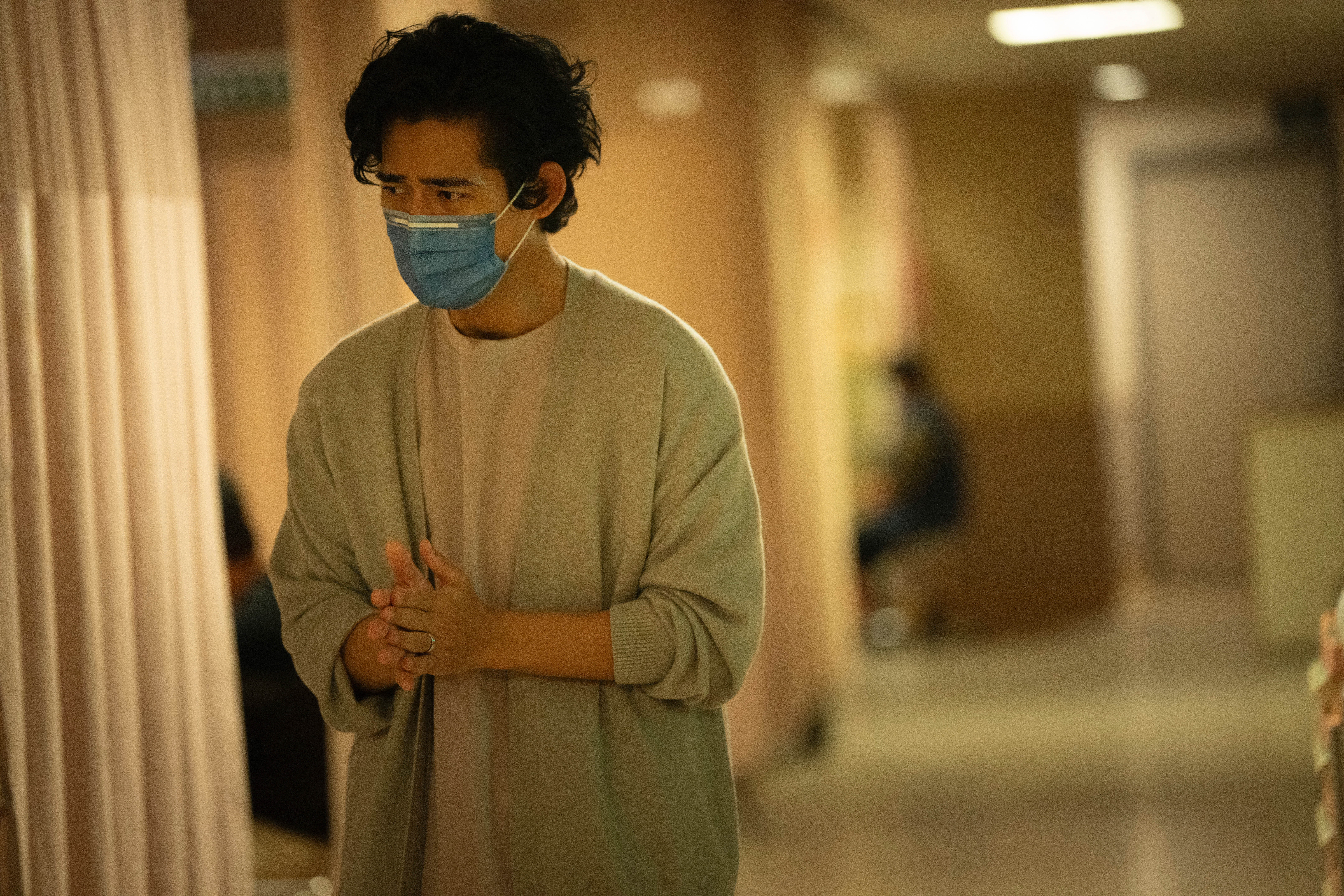 《我們與惡的距離II》故事主線人物來自6個家庭，周渝民飾演的角色因隨機縱火案失去妻小。  （CATCHPLAY提供） 