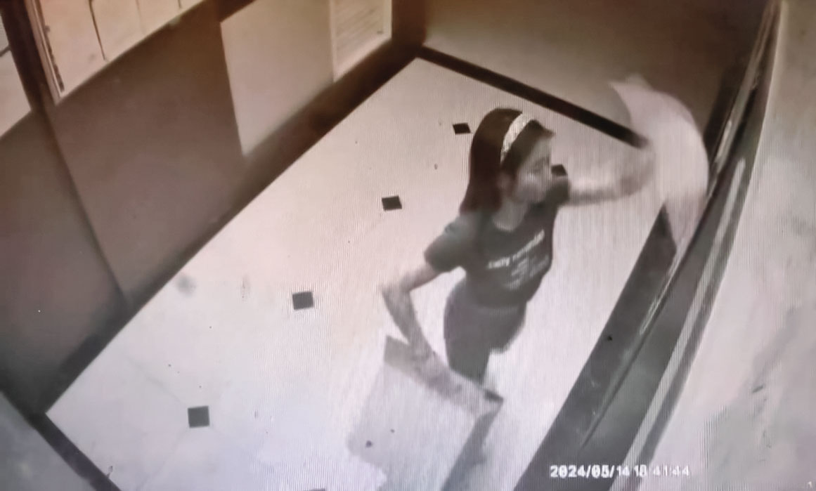 郭書瑤看到管委會要她清空包裹的公告後，擅自將公告抽走。（讀者提供）