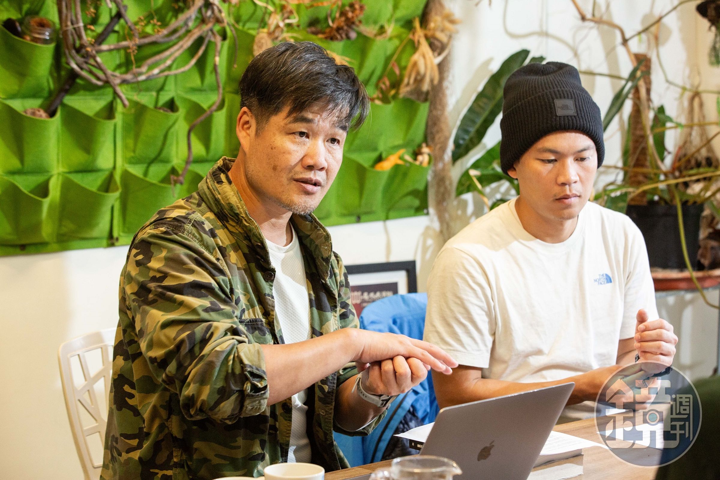 導演楊守義（左）以事後訪談及動畫呈現周青（右）與古明政的衝突，《赤心巔峰》同名書有詳細描繪。