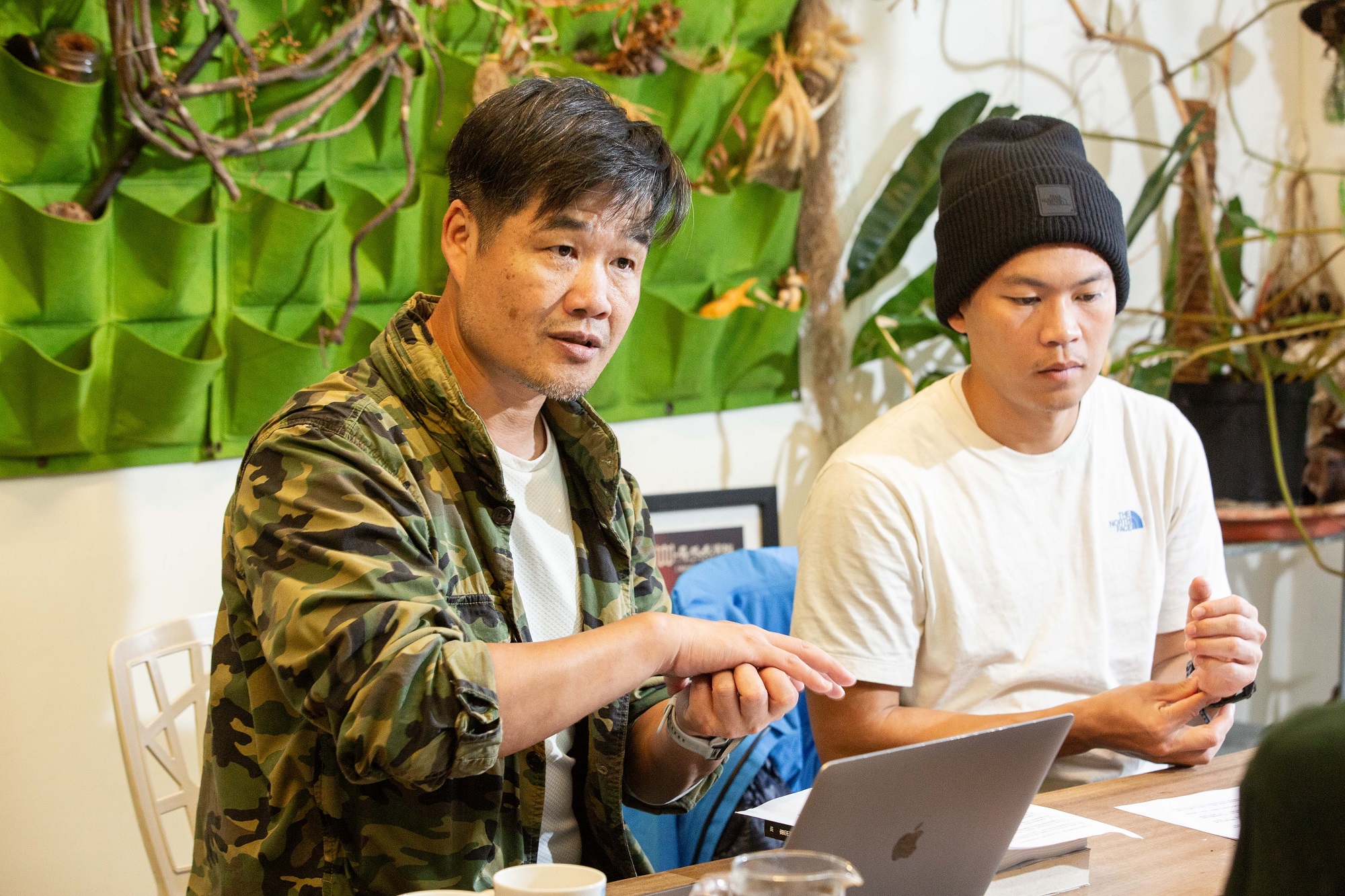 導演楊守義（左）以事後訪談及動畫呈現周青（右）與古明政的衝突，《赤心巔峰》同名書有詳細描繪。