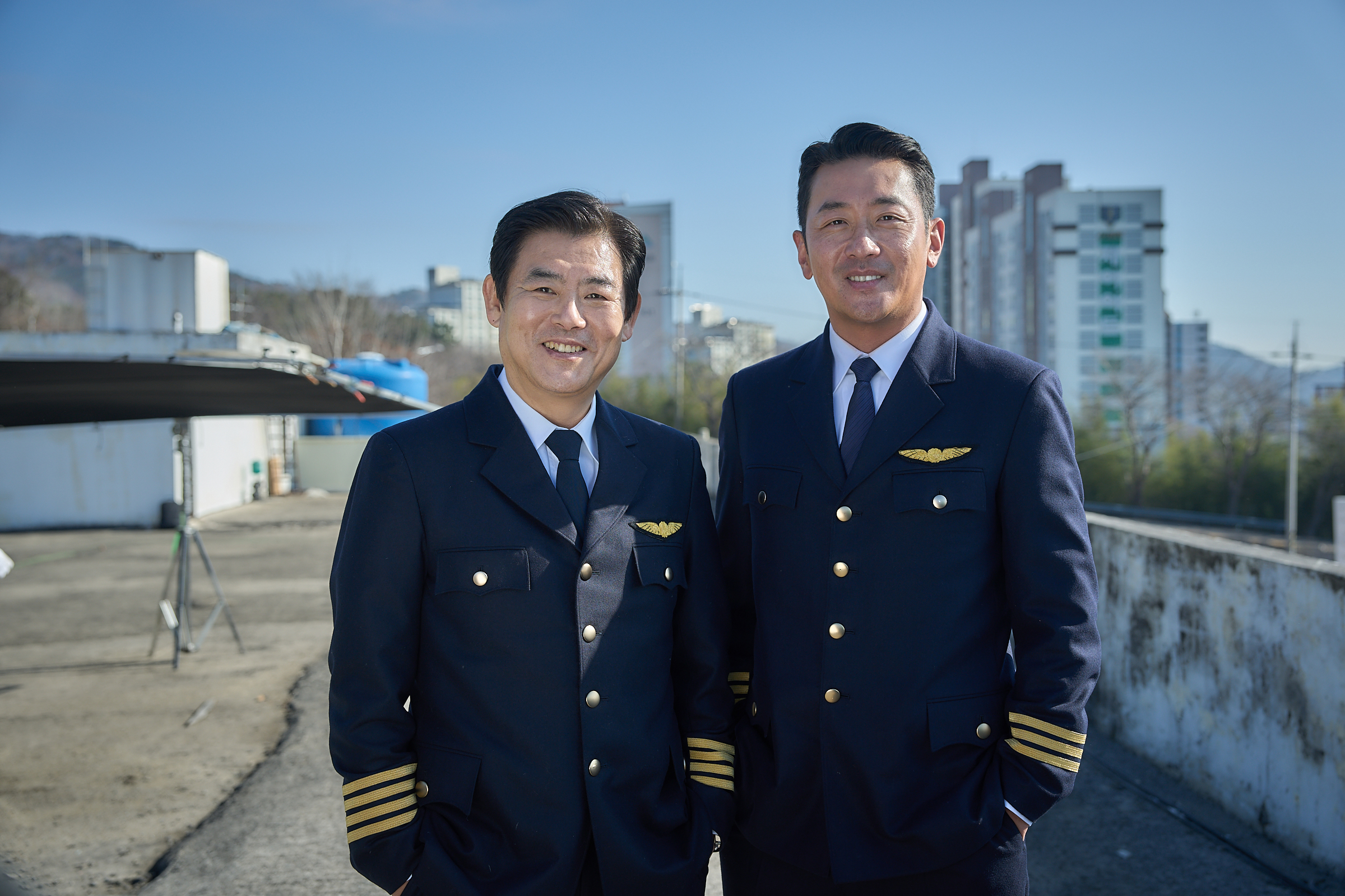 「成爸」成東鎰在《亡命機劫》飾演機長，和河正宇守護機上乘客安全。（索尼影業提供）