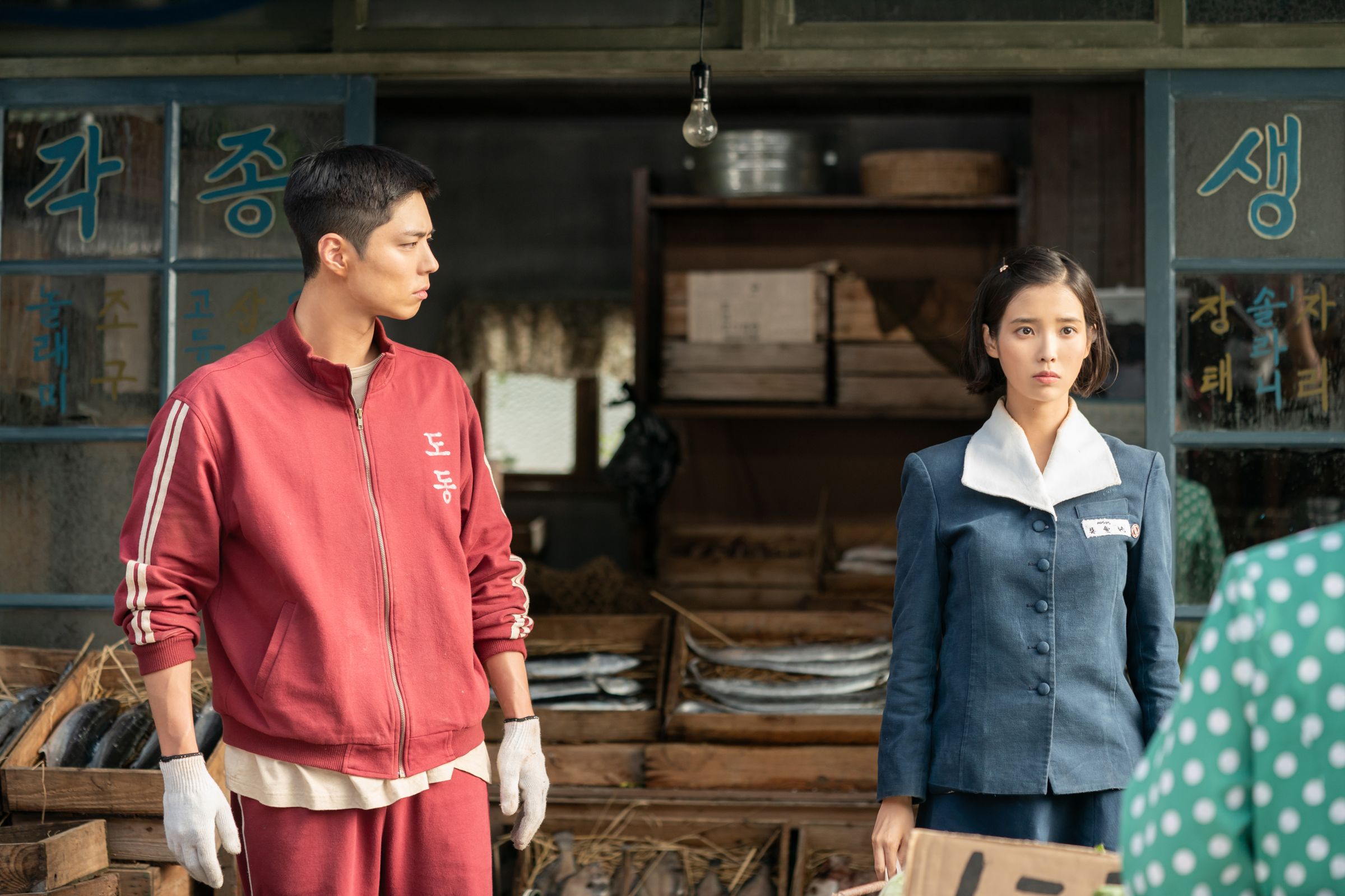 IU與朴寶劍主演Netflix《苦盡柑來遇見你》,以1960年代的濟州島為背景,橫跨60年的時光,講述一對戀人的一生。(Netflix提供)