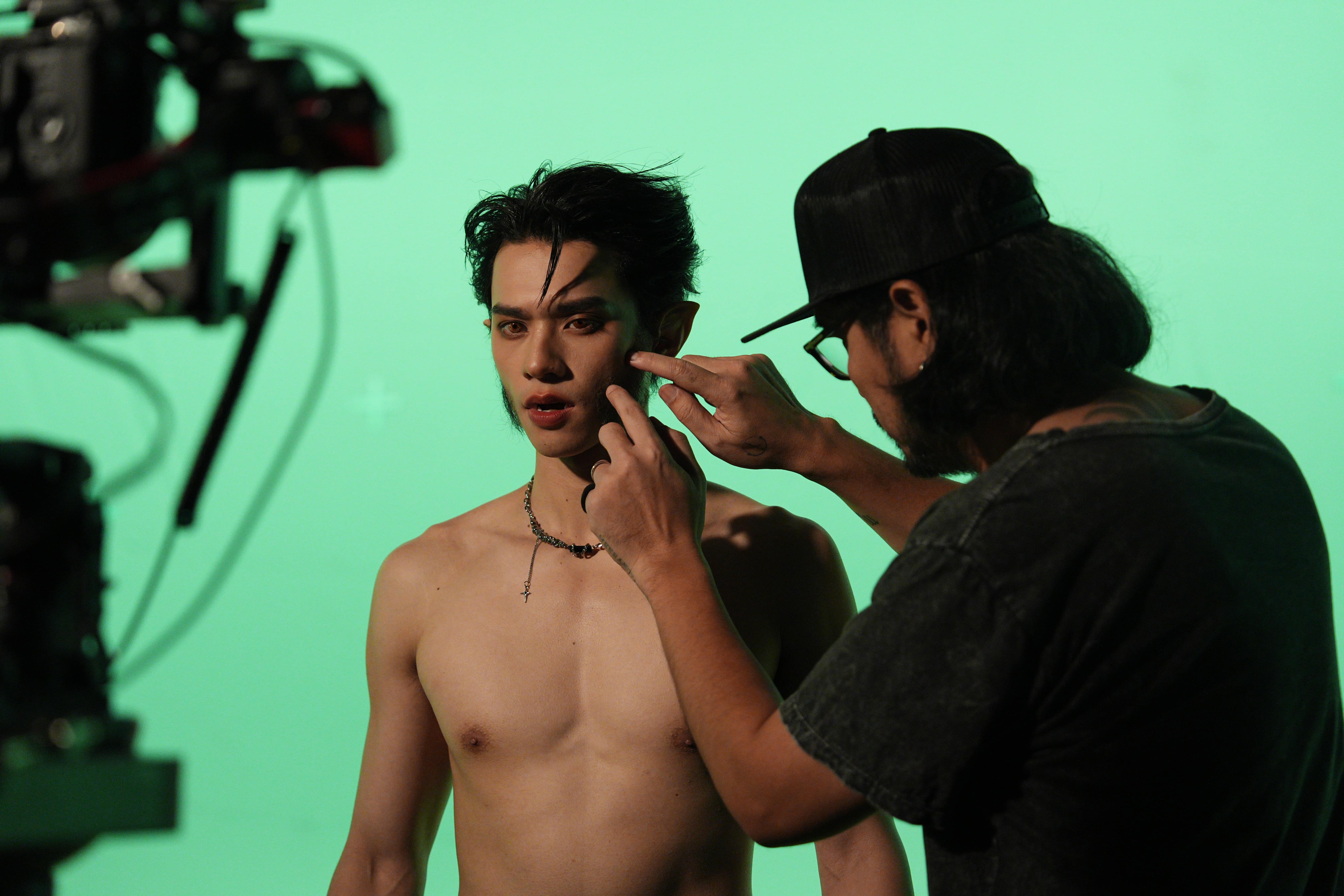 泰星Keng在《泰殺歌后戰》中展現精實胸肌腹肌。（威視電影提供）