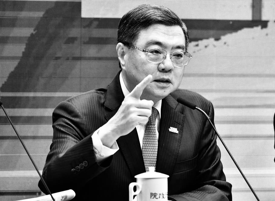 卓榮泰昨晚於臉書突然po出黑白照片，強調自己必將善盡「民主憲政守門人」的職責！（翻攝自卓榮泰臉書）