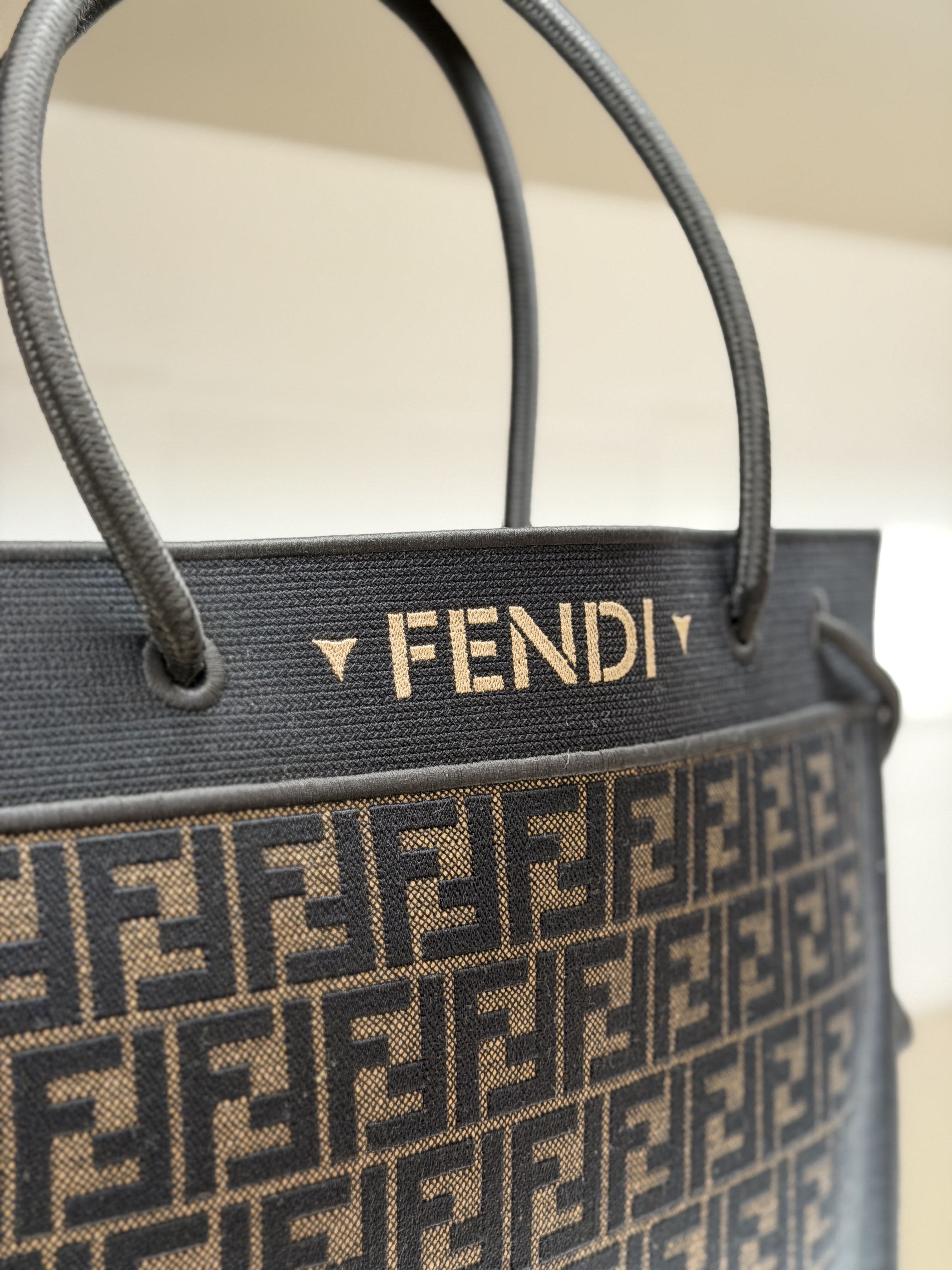 FENDI包款上的三角形新符號，是圖拉真柱上的銘文逗號，代表「未完待續」的含義。（陳慧明攝）