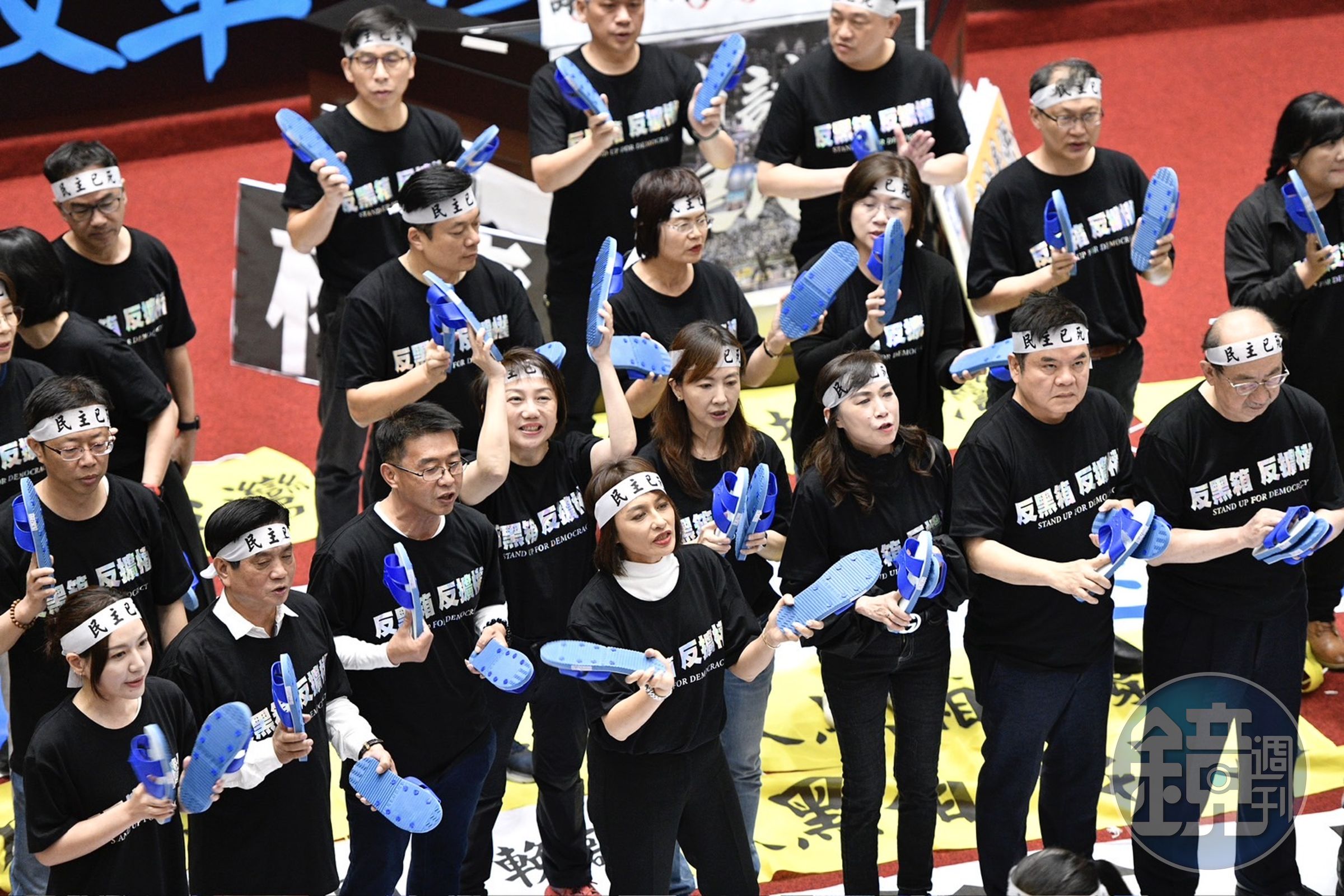 民進黨立委下午改走較溫和的方式抗爭,紛紛拿出「藍白拖」揶揄藍白兩黨。