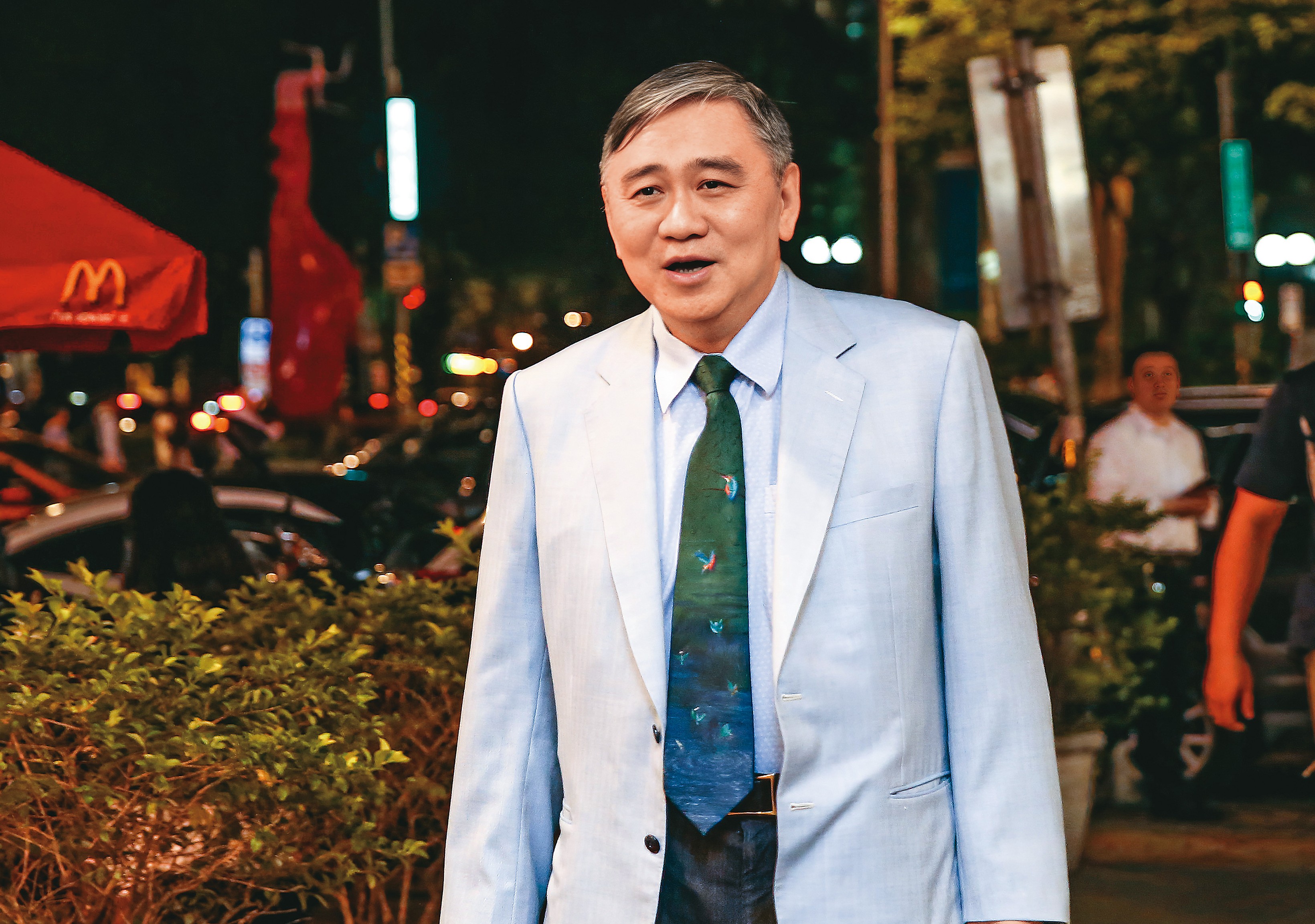 即將過75歲生日的王文洋，不因認子風波卻步，又傳出穩交20歲女大生。