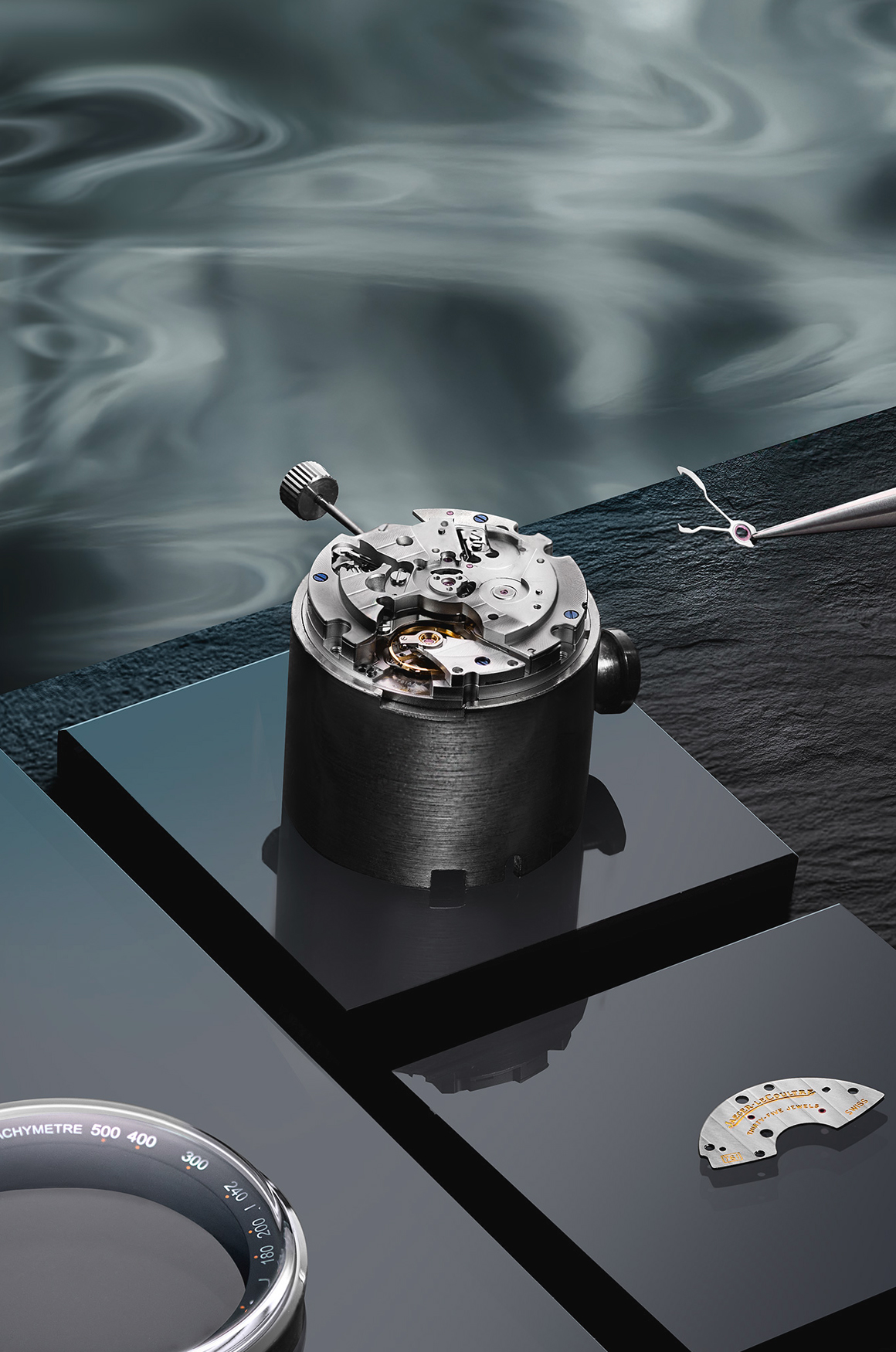  Calibre 761機芯由雙發條盒提供動力，具備垂直離合器的導柱輪計時裝置，動力儲存達 65 小時。