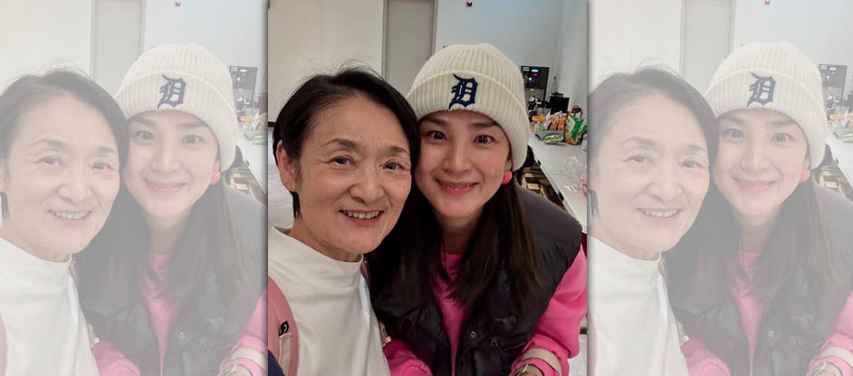 上週洪小鈴看舞台劇時特別探望譚艾珍。（翻攝自臉書）