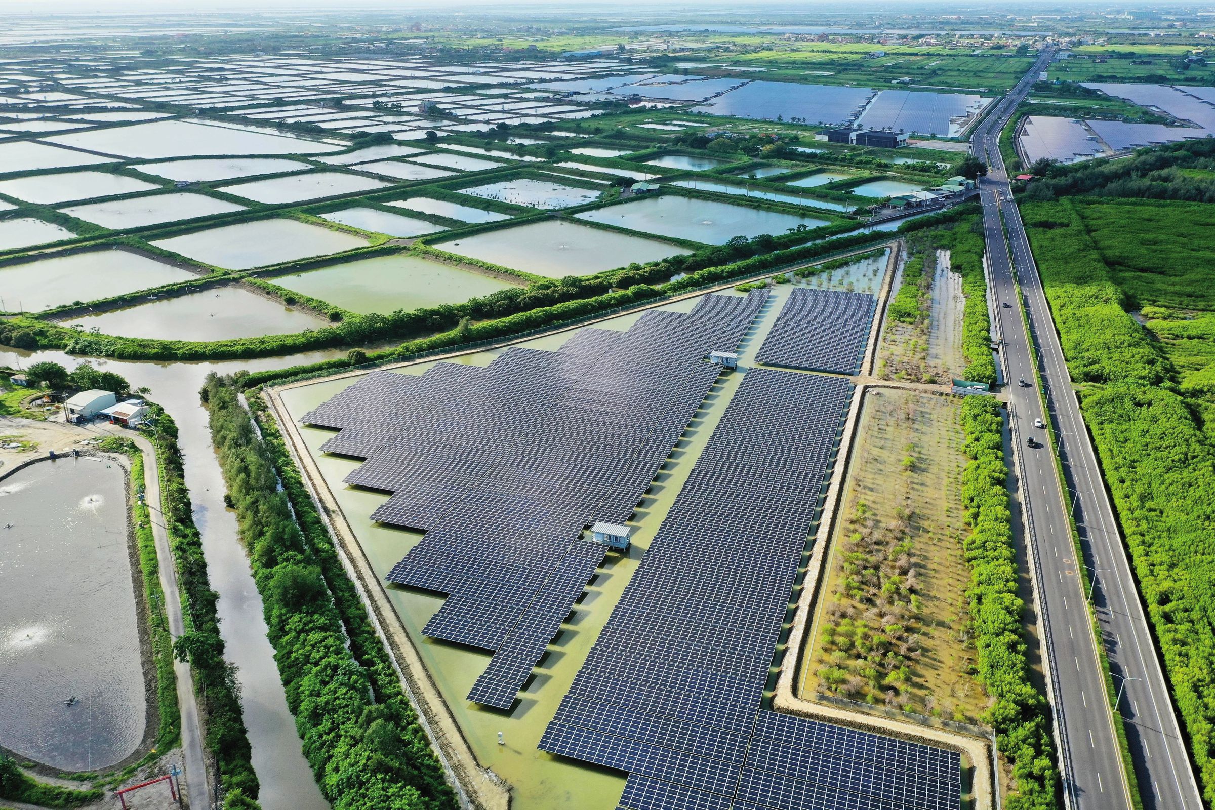 台南七股及將軍等地漁電共生蓬勃發展,檢調接獲檢舉,發現不肖業者私埋廢棄物牟利。示意畫面,圖非當事案場。