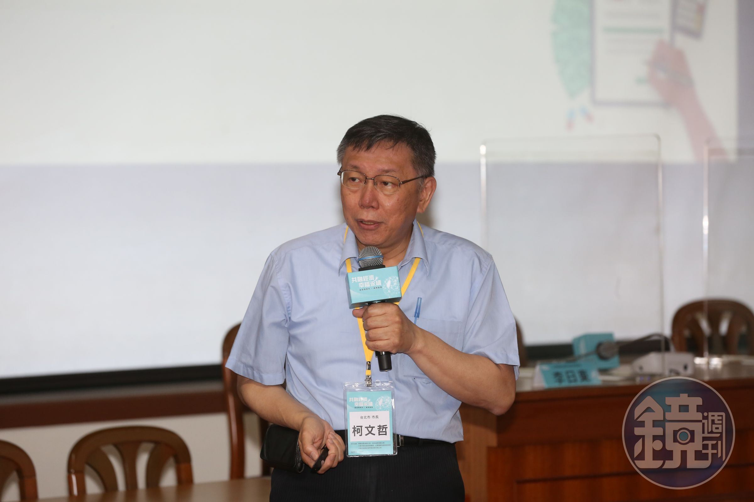 柯文哲捲入京華城弊案，前幕僚吳靜怡與曾質詢過柯的市議員陳怡君都出來說話。（本刊資料照）
