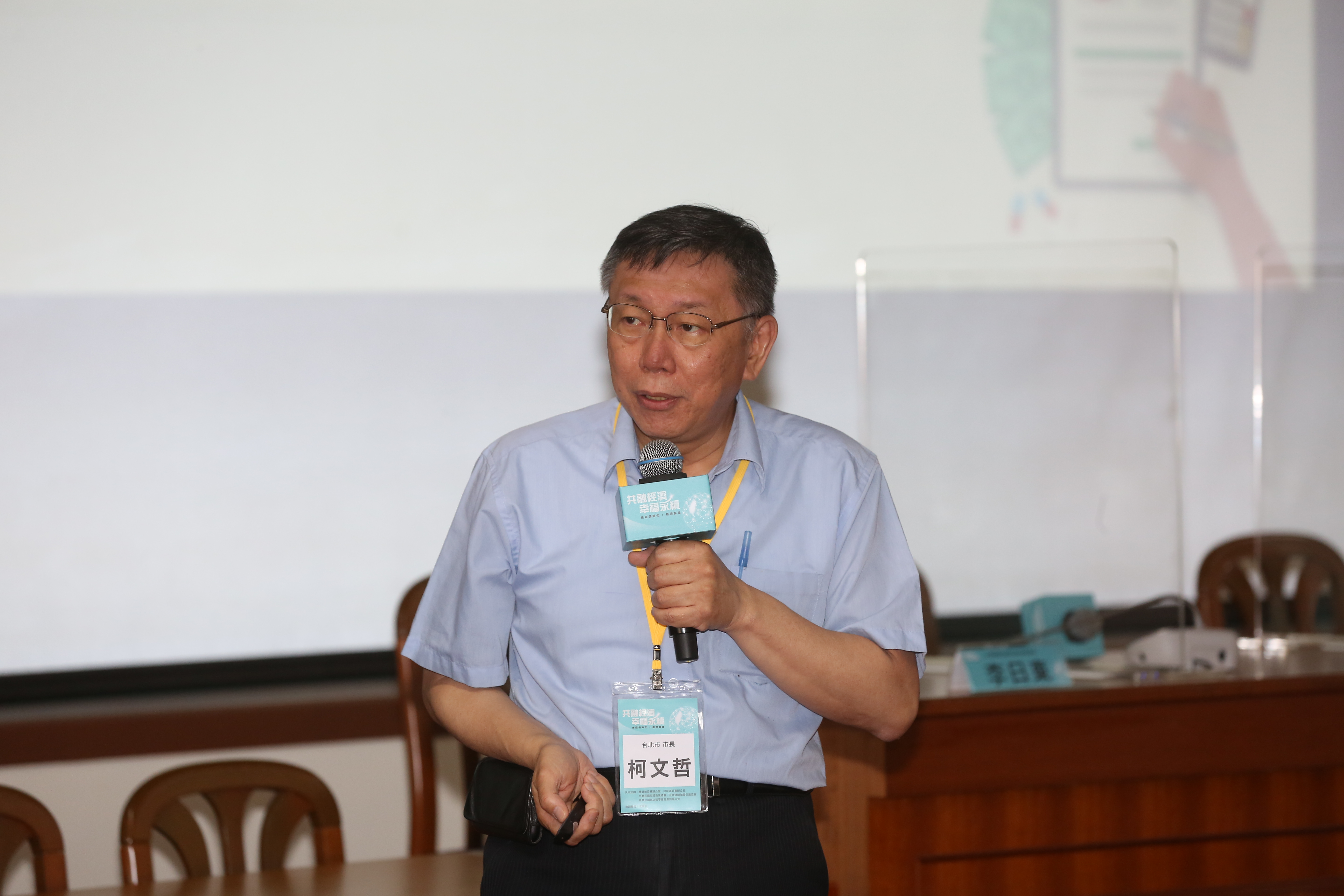 柯文哲捲入京華城弊案，前幕僚吳靜怡與曾質詢過柯的市議員陳怡君都出來說話。（本刊資料照）