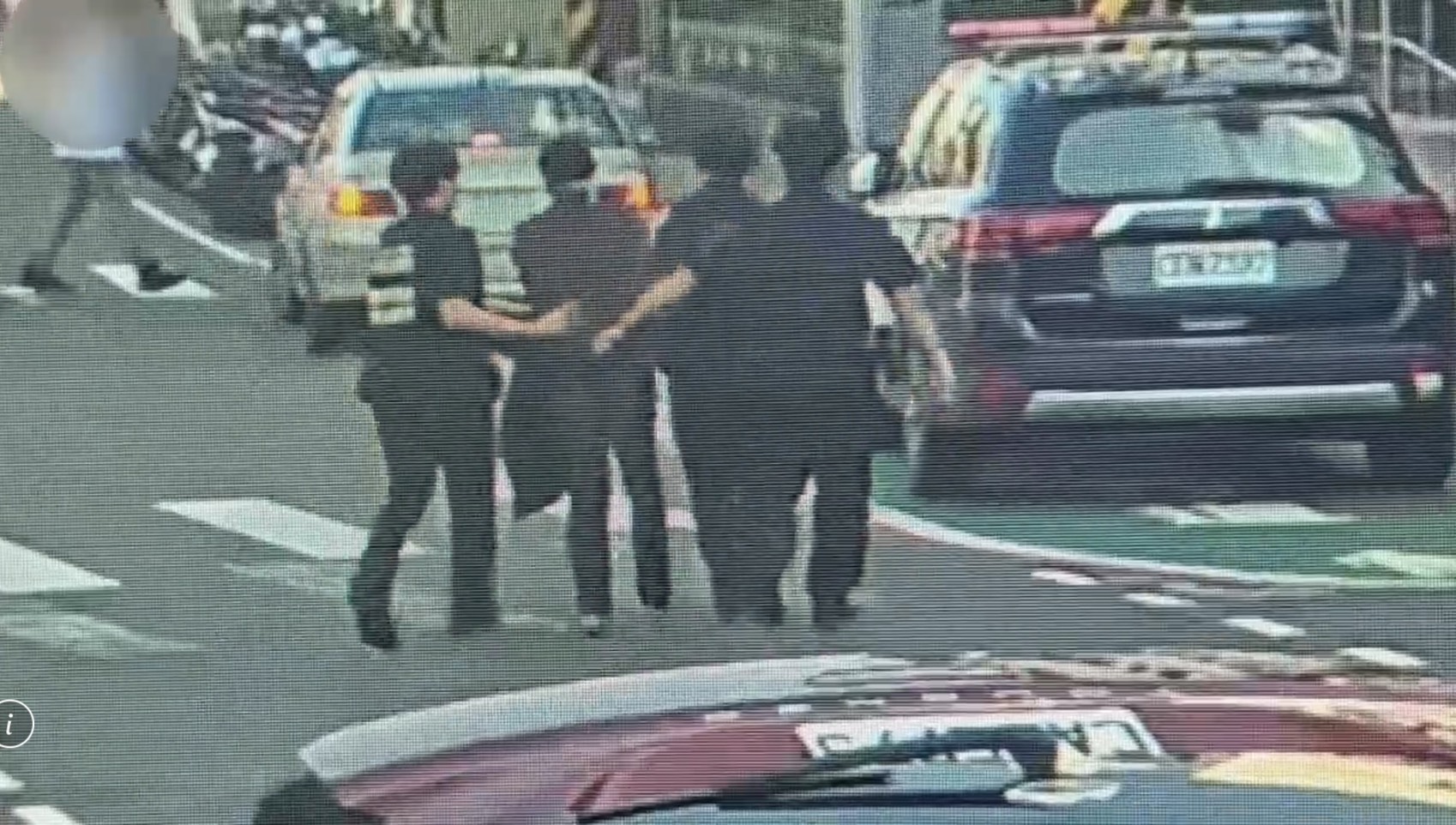 警方查出郭男疑因吸毒後神智不清,竟放火燒自己家,將他帶回偵辦。翻攝畫面