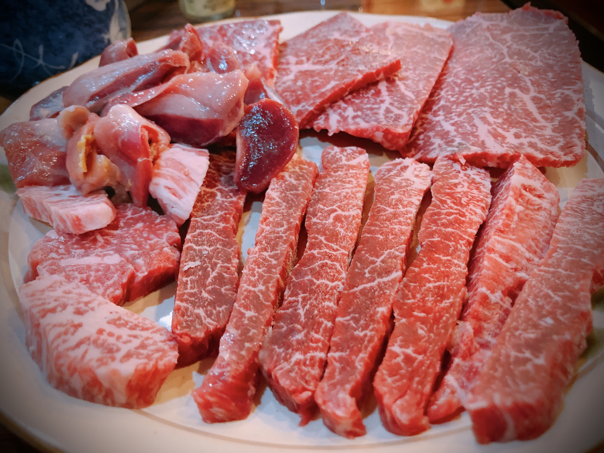 食用生肉恐有感染絛蟲的風險。（示意圖，photoAC）