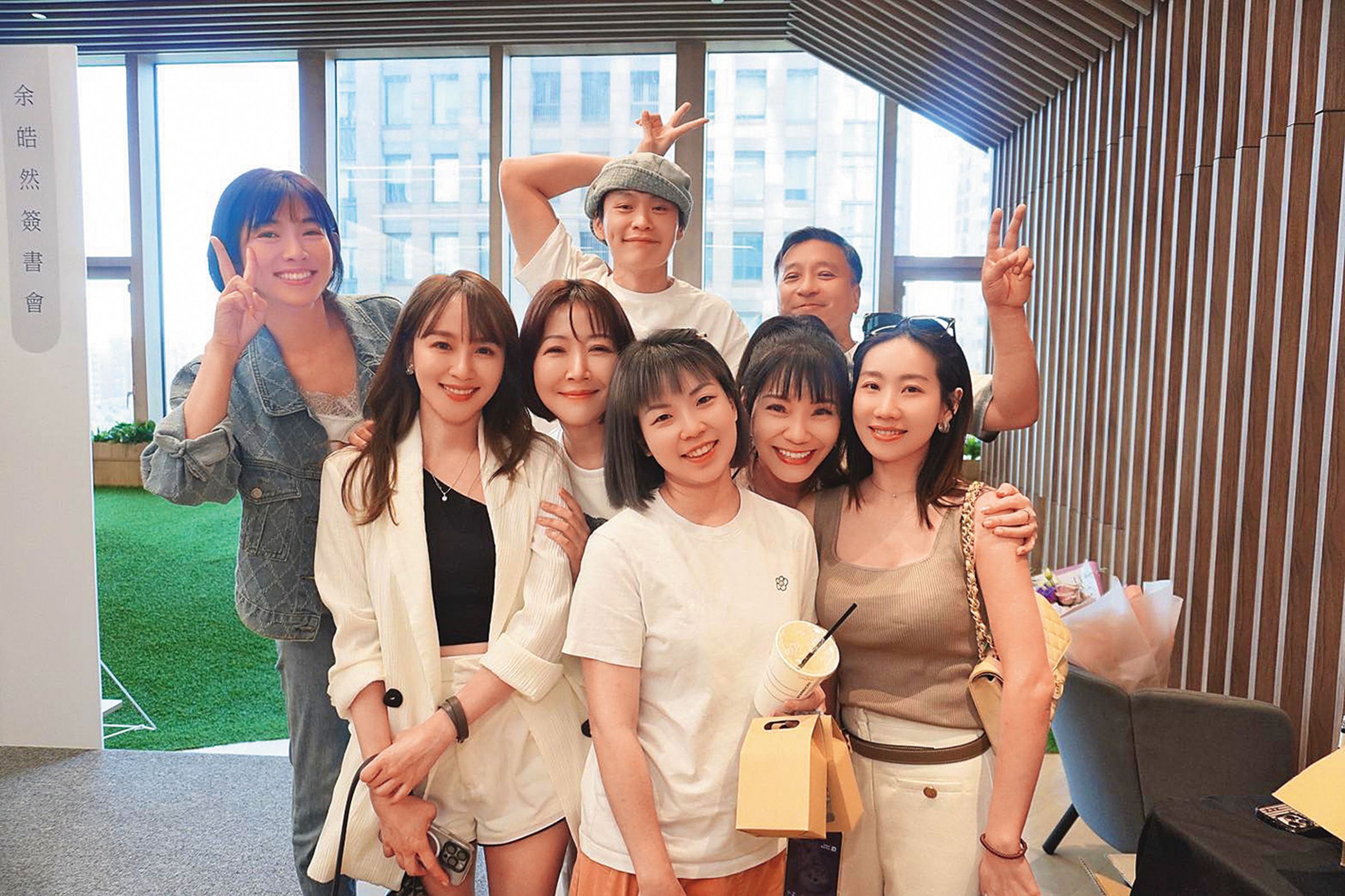余皓然（左三）常和演藝圈閨密聚會。後排右起王中平、黃鐙輝，前排左起米可白、蔡逸帆、萁萁、甄莉、咪咪。（翻攝自王中平和余皓然愛的小屋臉書）