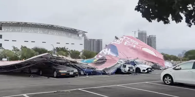 巨型看板倒塌砸整排車！冷回「你覺得呢？」被罵翻　黃馨慧回應了