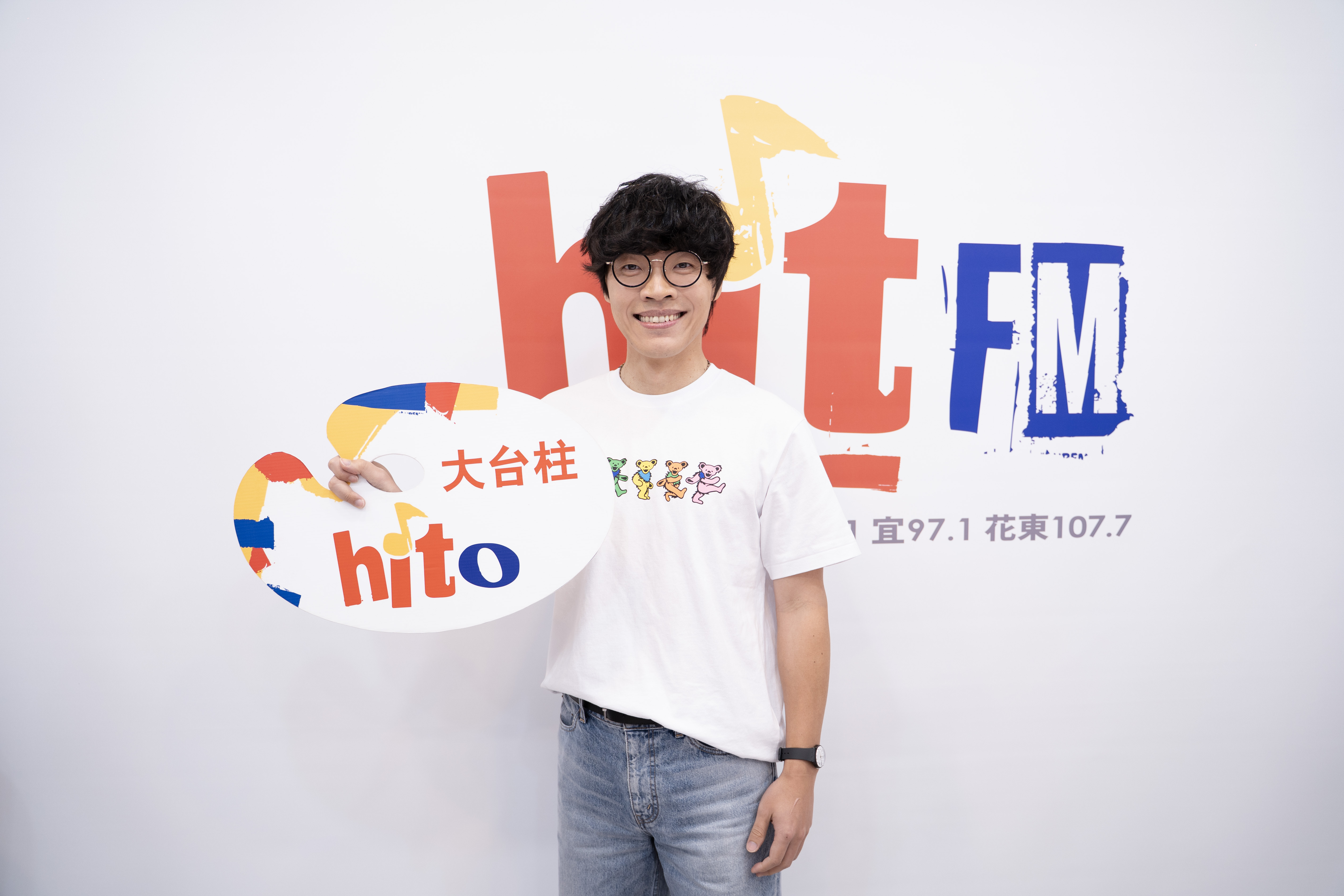 盧廣仲赴Hit Fm聯播網主持節目宣傳新專輯《HeartBreakFast傷心早餐店》。（Hit Fm聯播網提供）