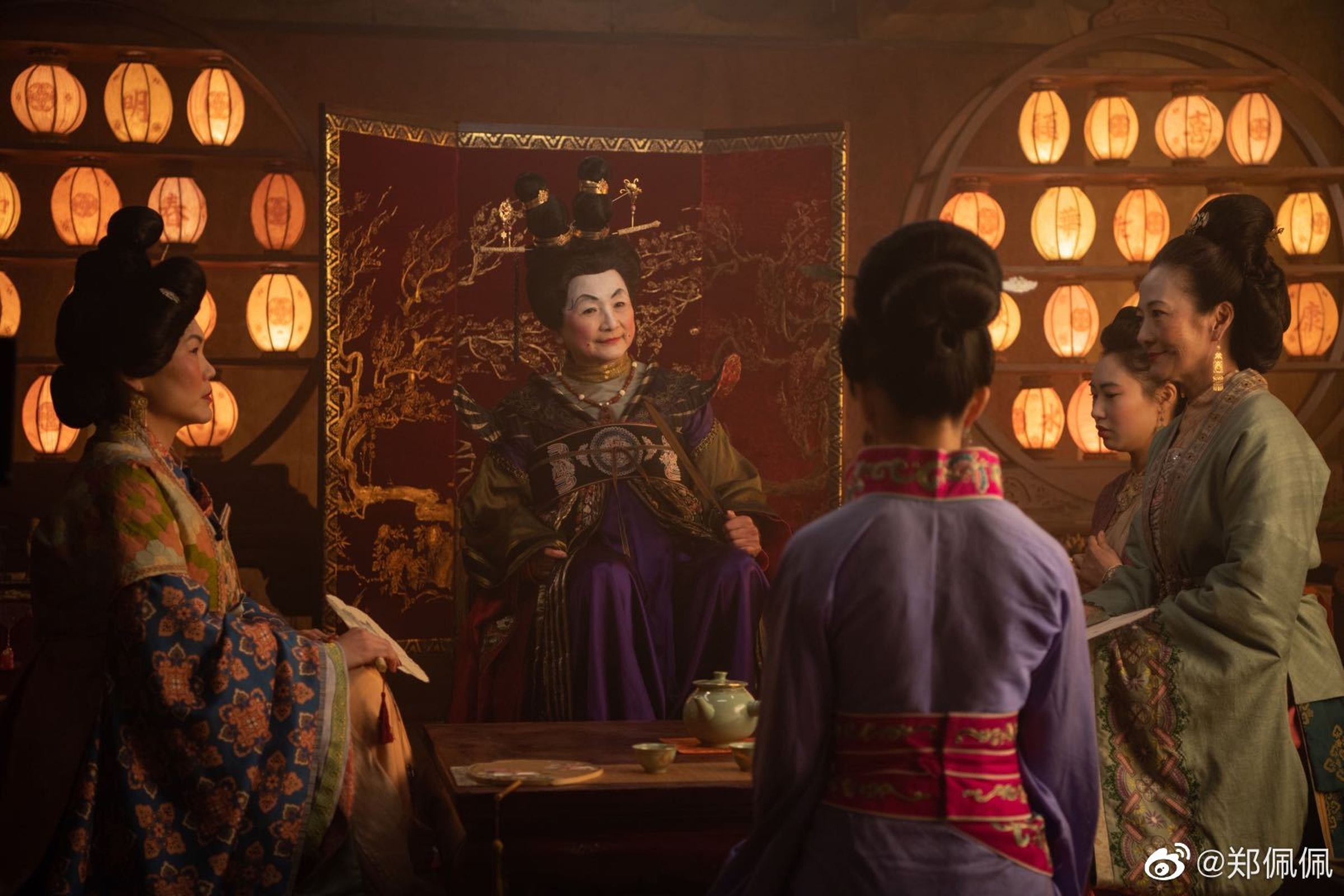 鄭佩佩的遺作2020年上映,由劉亦菲主演的迪士尼真人電影《花木蘭》,雖然戲分不多,她仍認真演出。(翻攝鄭佩佩微博)