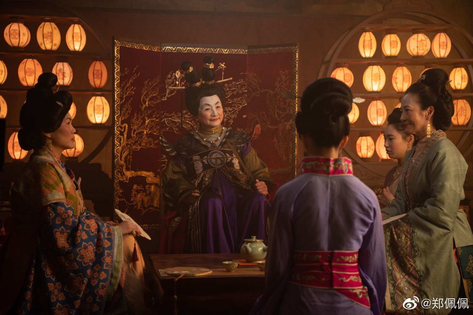 鄭佩佩的遺作2020年上映,由劉亦菲主演的迪士尼真人電影《花木蘭》,雖然戲分不多,她仍認真演出。(翻攝鄭佩佩微博)