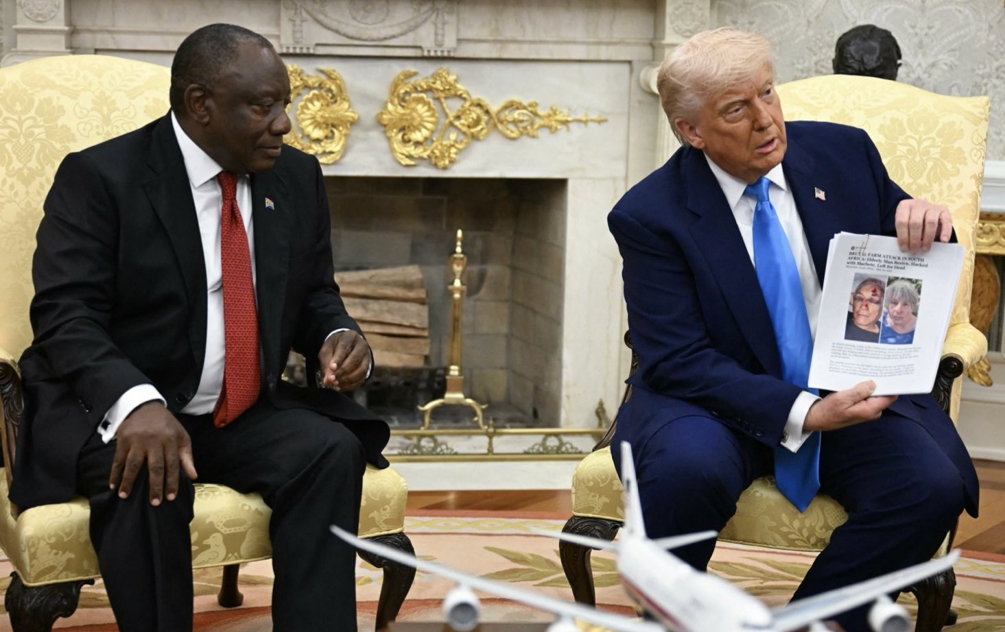 川普（右）與拉瑪佛沙（左）見面，拿出一疊剪報與資料，聲稱南非白人農民被殺。（翻攝X照片）