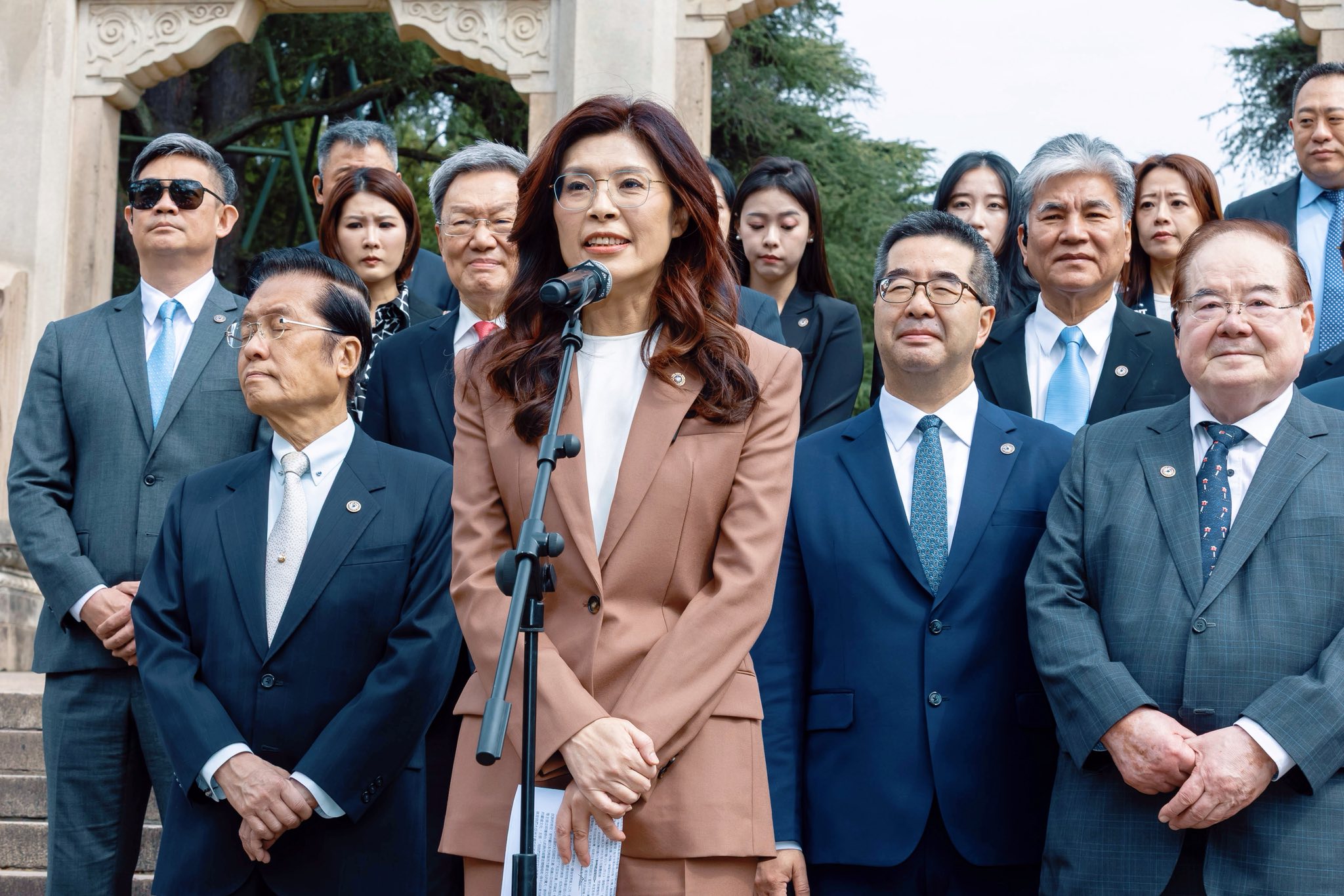 民進黨立委林楚茵重申,鄭麗文在中山陵「哭得再大聲」,中共也完全不買單。(翻攝自鄭麗文臉書)