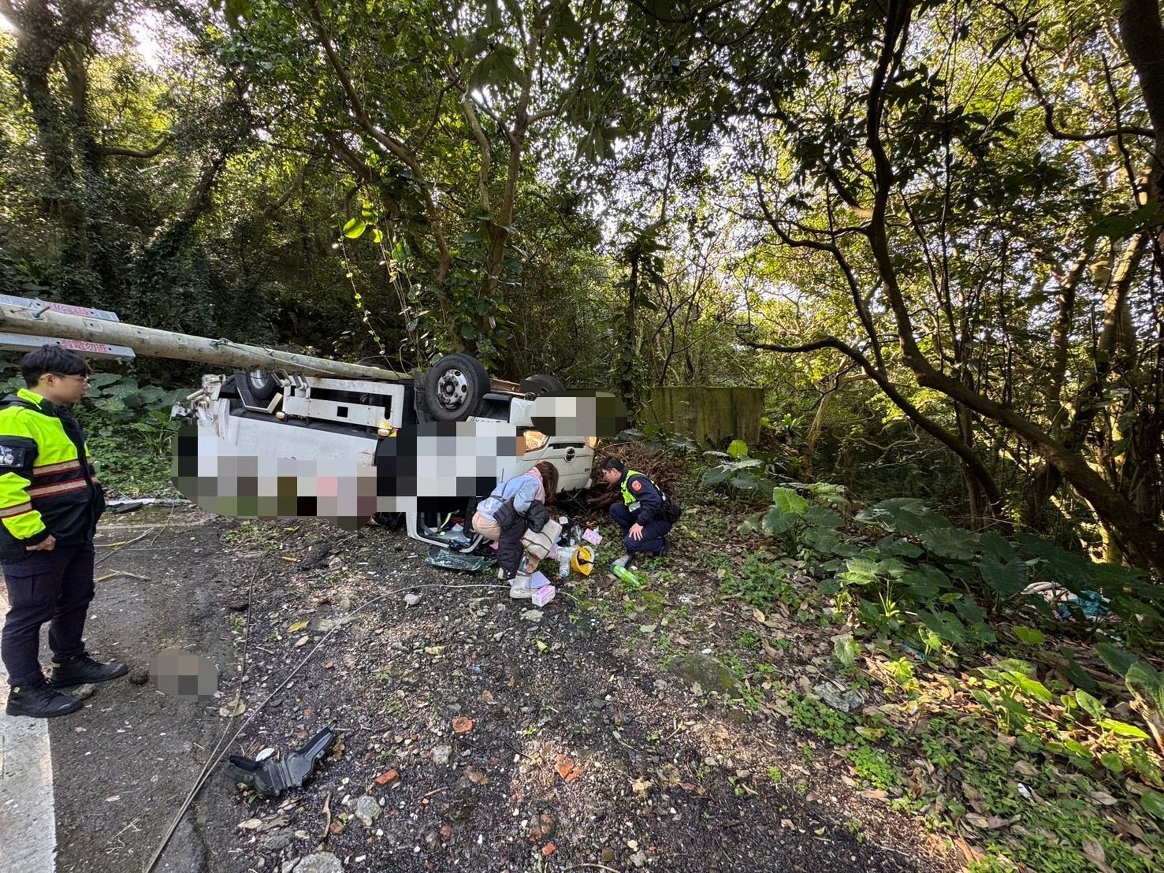 垃圾車翻覆時扯落電線，導致電線垂落，警緊急管制該路段。（翻攝畫面）
