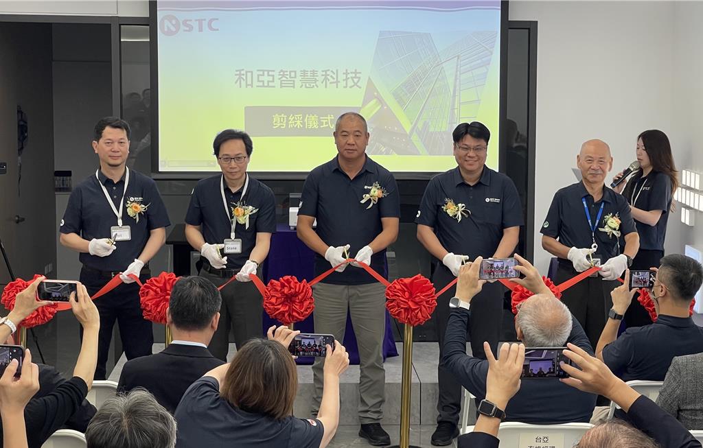2024年和亞智慧遷入位在新竹台元科技園區的新總部，石文機（左二）口中的貴人、日亞化專務取締役戴圳家（中）及台亞半導體董事長李國光(右二)也特別出席。（和亞智慧提供）