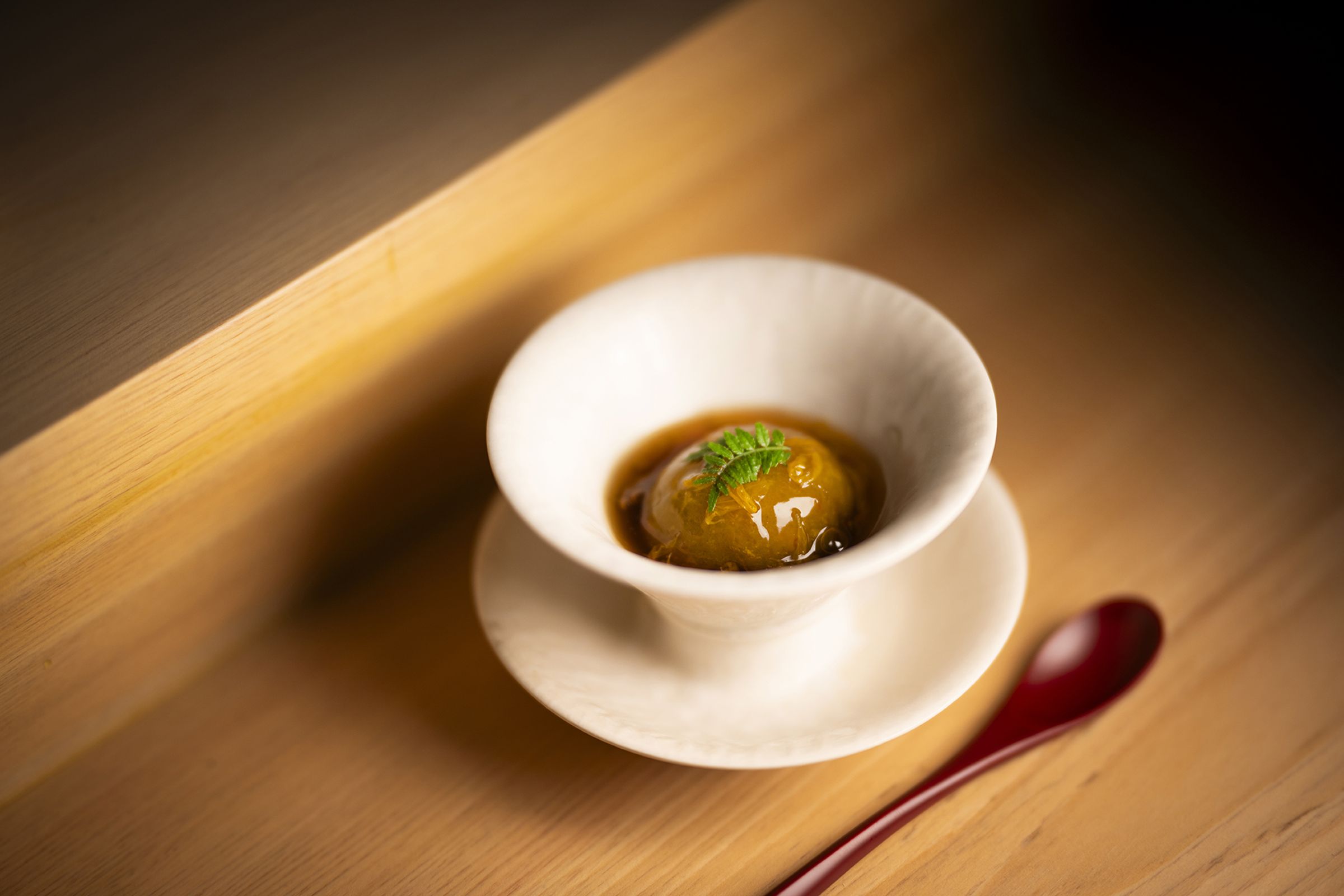 「大閘蟹x南瓜萬十x菊花蟹汁」在煮物中融合大閘蟹的鮮味，十分精彩。（すし謙提供）