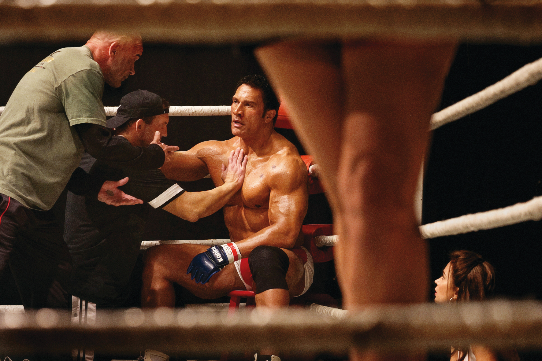 巨石強森詮釋人稱「粉碎機」的摔角手馬克克爾的真實故事，並帶出他面對毒癮的痛苦過程。（采昌提供）